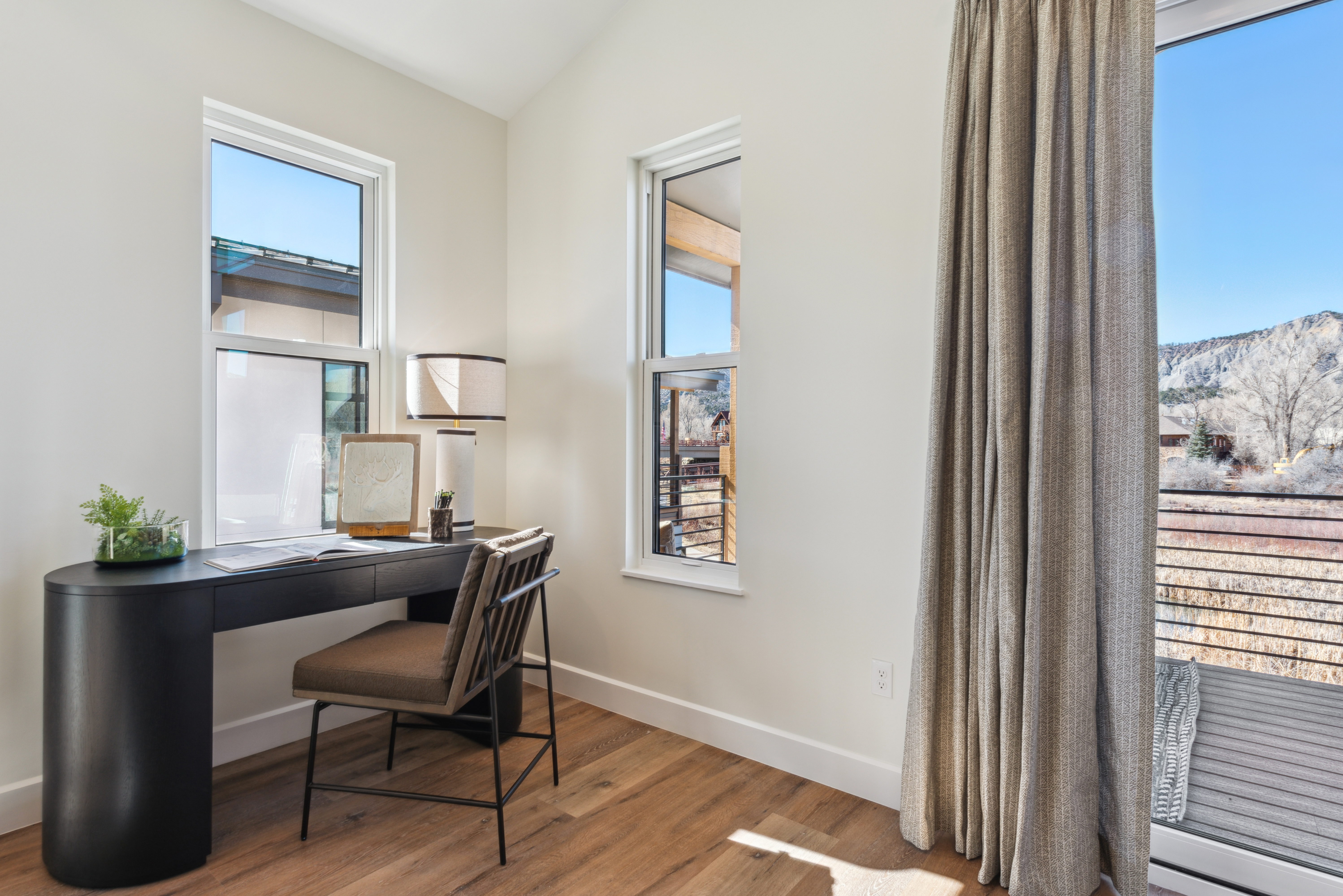  Second-floor Penthouse Unit with Vaulted Ceilings. - 物件實景