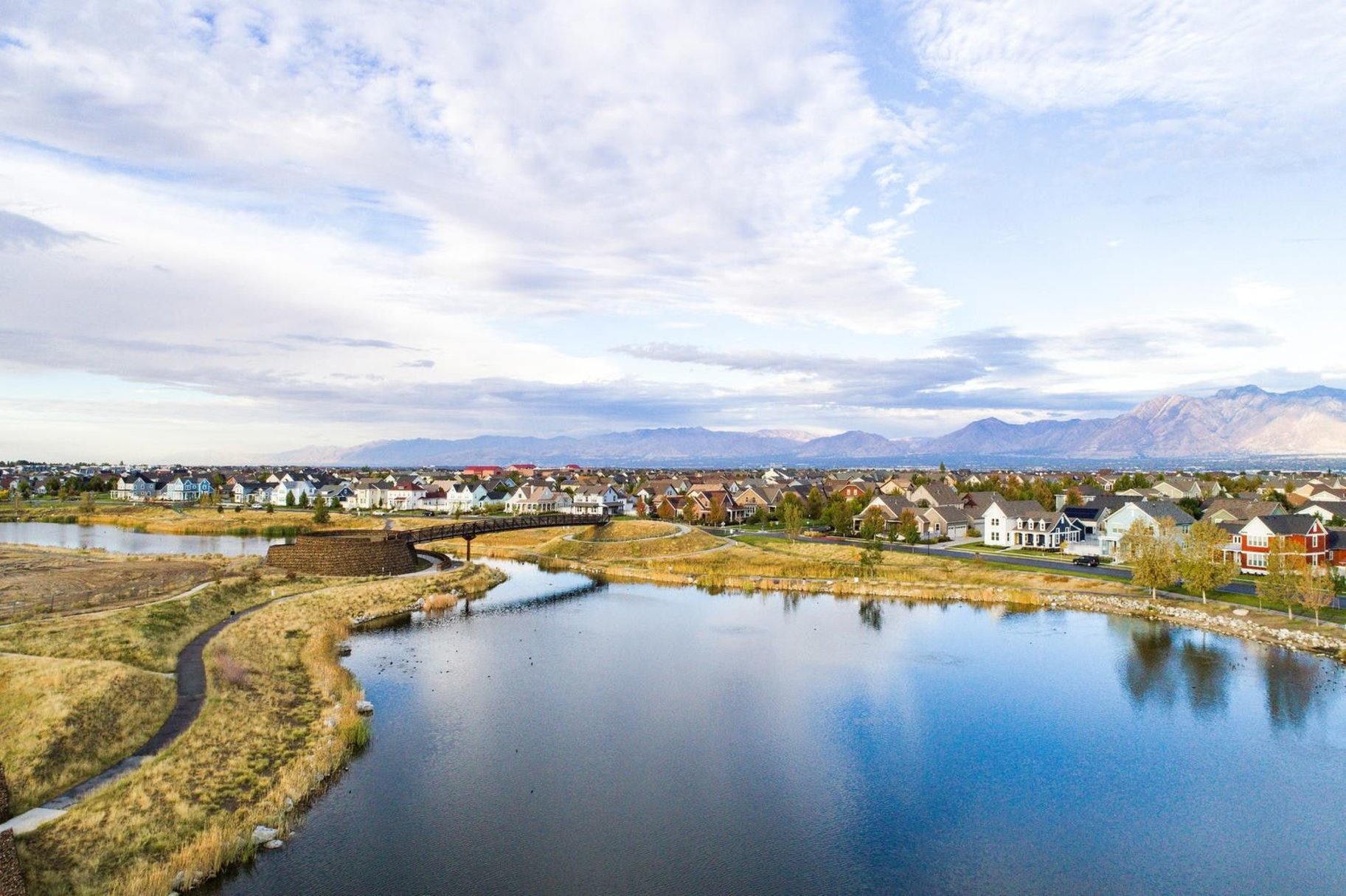  Move-In Ready in Daybreak — Steps from the Lake, Loaded with Custom Upgrades - 物件實景