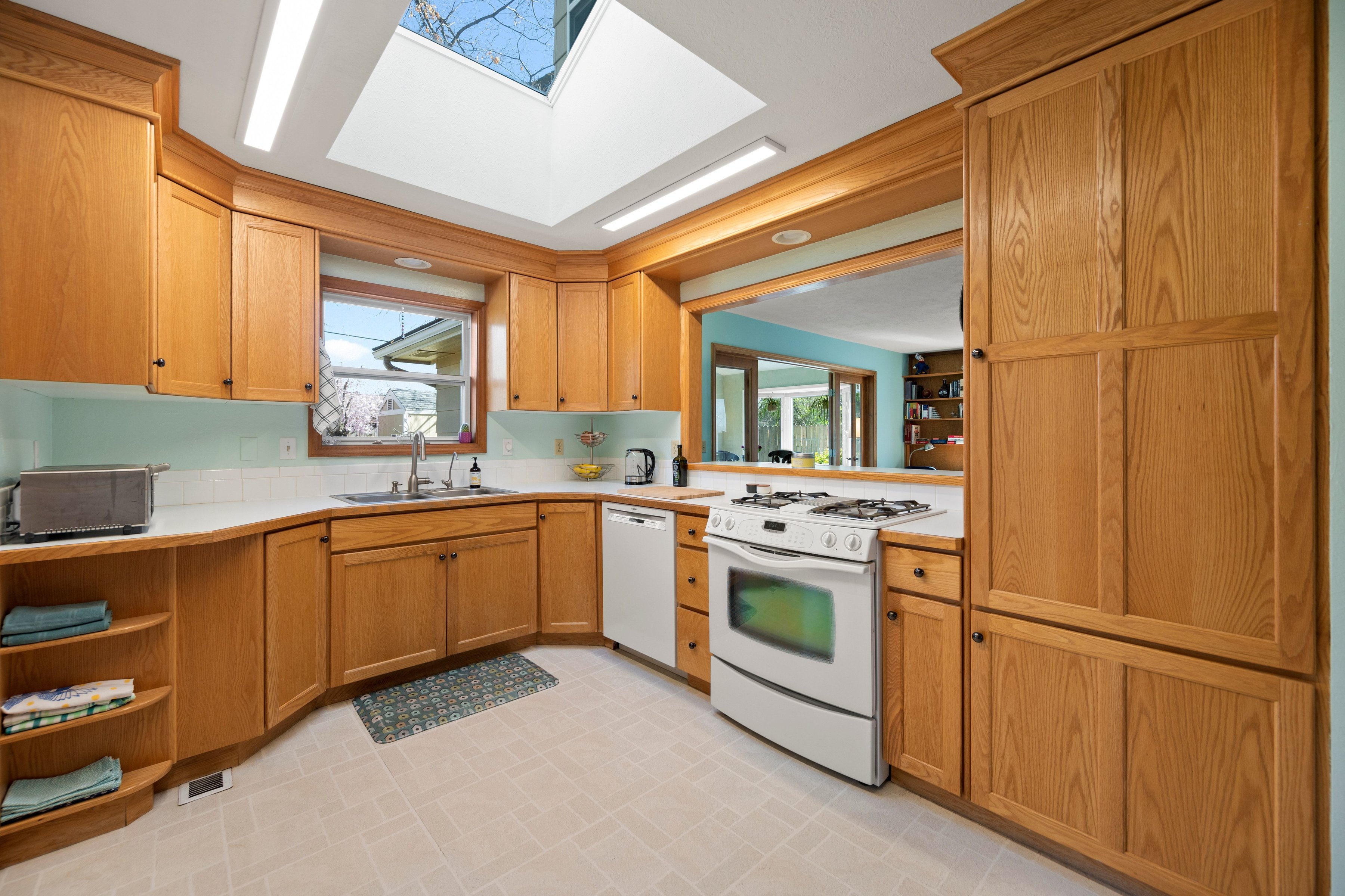  Timeless Mid-Century Design with Sunroom Living and Garden Oasis - 物件實景