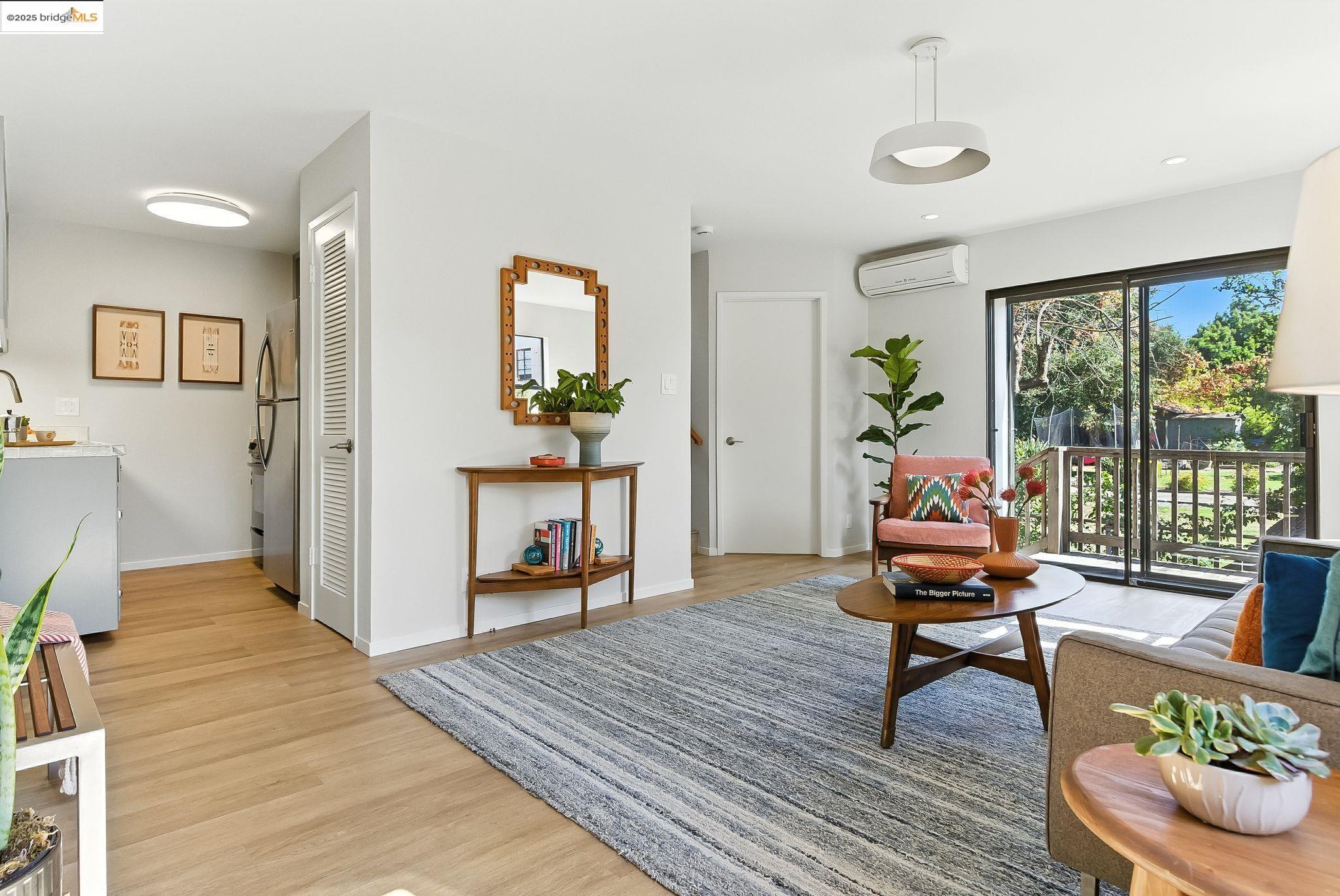 Oakland, California, 94618, United States, 2 Bedrooms Bedrooms, ,1 BathroomBathrooms,Residential,For Sale,1925064