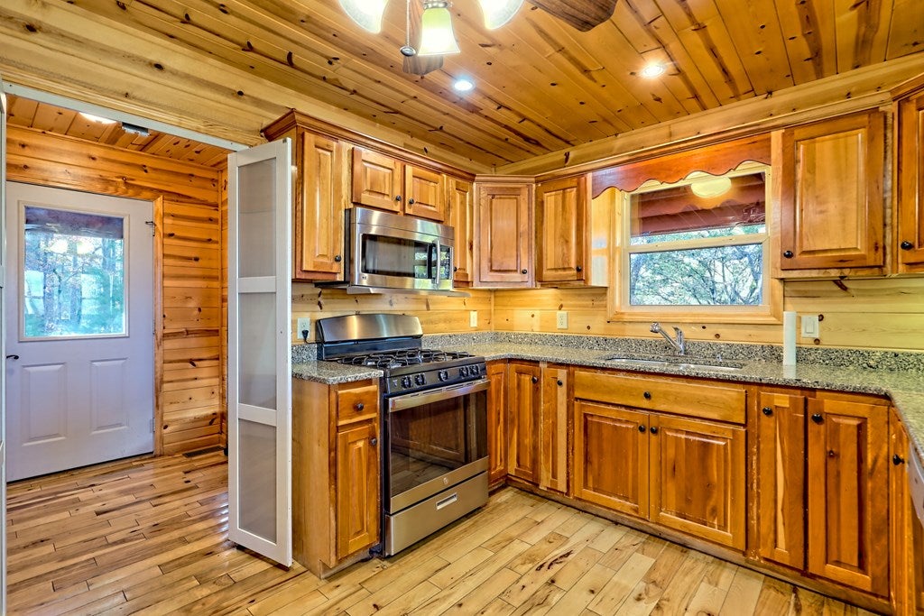 Young Harris, Georgia, 30582, United States, 4 Bedrooms Bedrooms, ,5 BathroomsBathrooms,Residential,For Sale,1987920