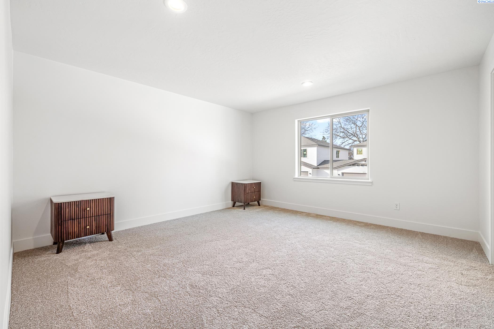 Kennewick, Washington, 99337, United States, 7 Bedrooms Bedrooms, ,Residential,For Sale,1794689