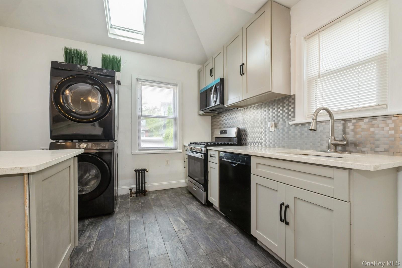 Queens Village, New York, 11429, United States, 3 Bedrooms Bedrooms, ,2 BathroomsBathrooms,Residential,For Sale,1902128