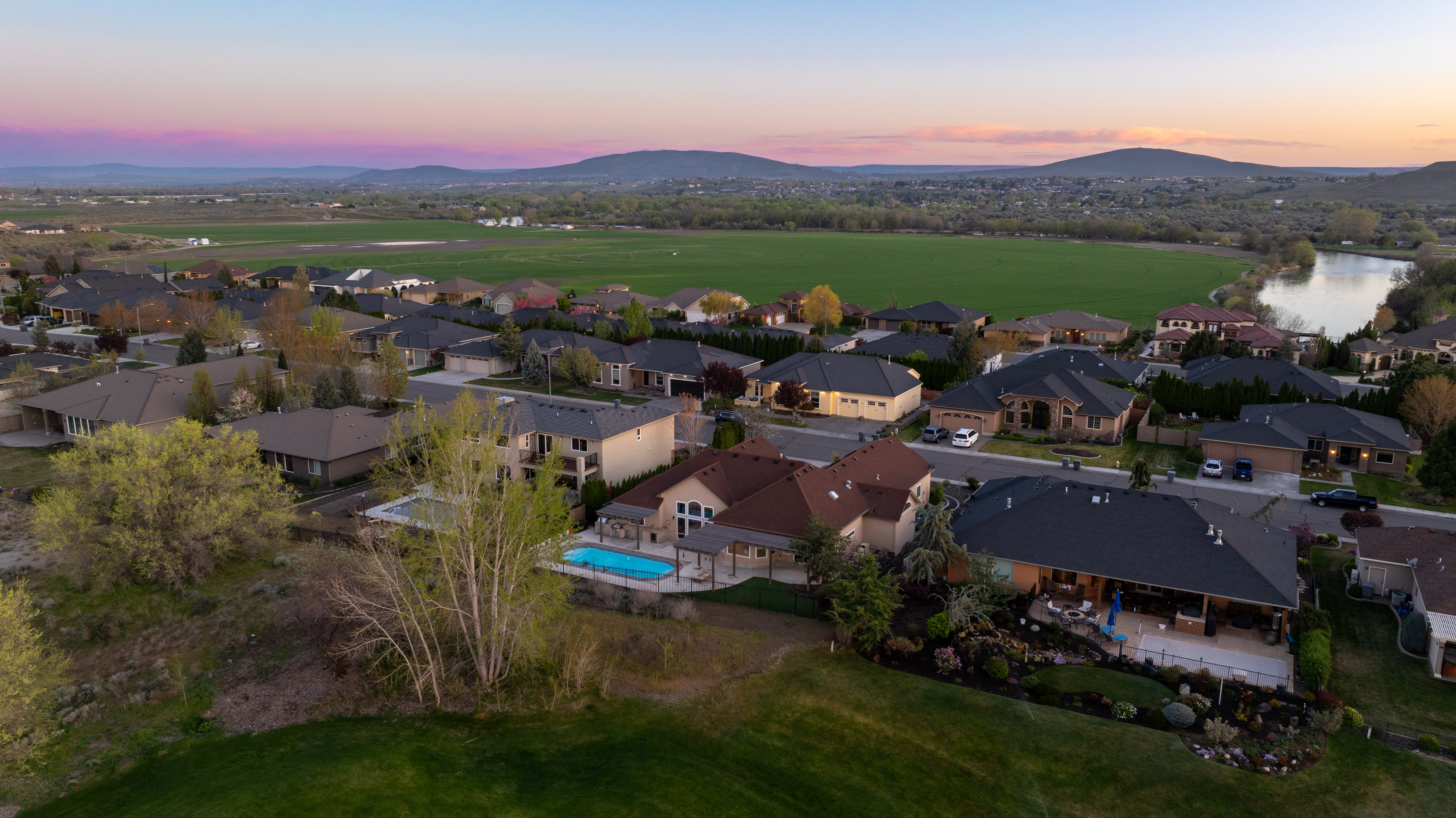  Pool, Course Frontage, Outdoor Kitchen &More - 物件實景