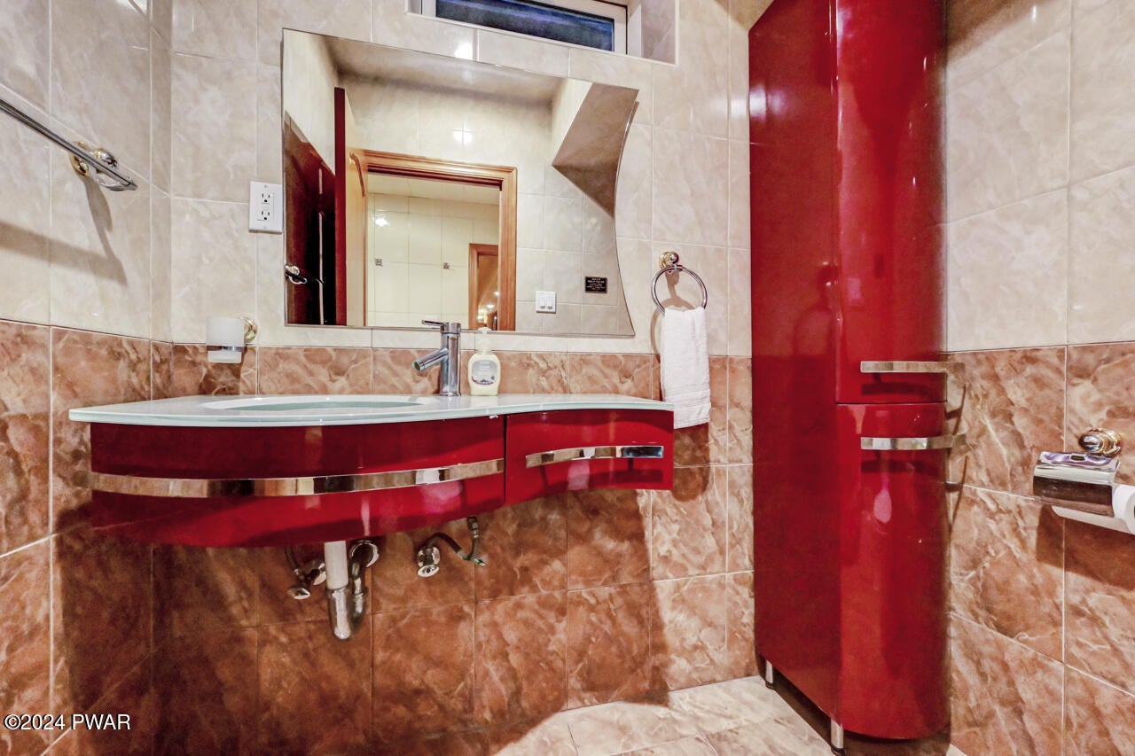 Albrightsville, Pennsylvania, 18210, United States, 4 Bedrooms Bedrooms, ,5 BathroomsBathrooms,Residential,For Sale,1982857