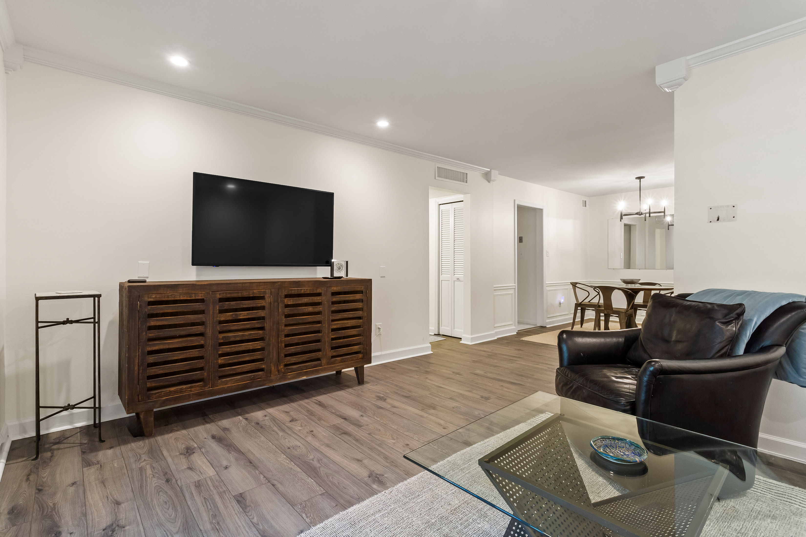  Light-filled Two Bedroom Condo in Amenity-rich Cross Creek - 物件實景
