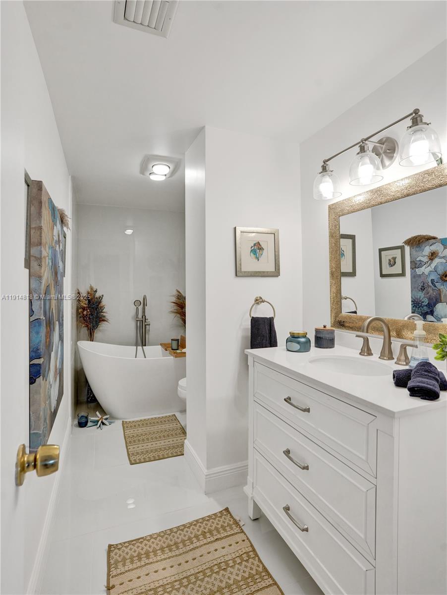 Hollywood, Florida, 33021, United States, 2 Bedrooms Bedrooms, ,3 BathroomsBathrooms,Residential,For Sale,1997464