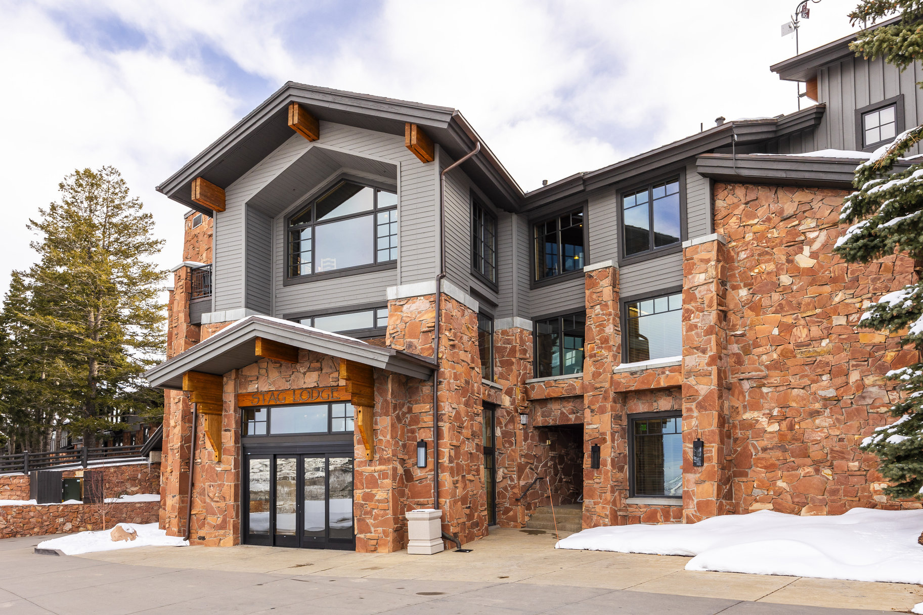  Rare End Unit in Stag Lodge with Unmatched Views & Ski Access - 物件實景