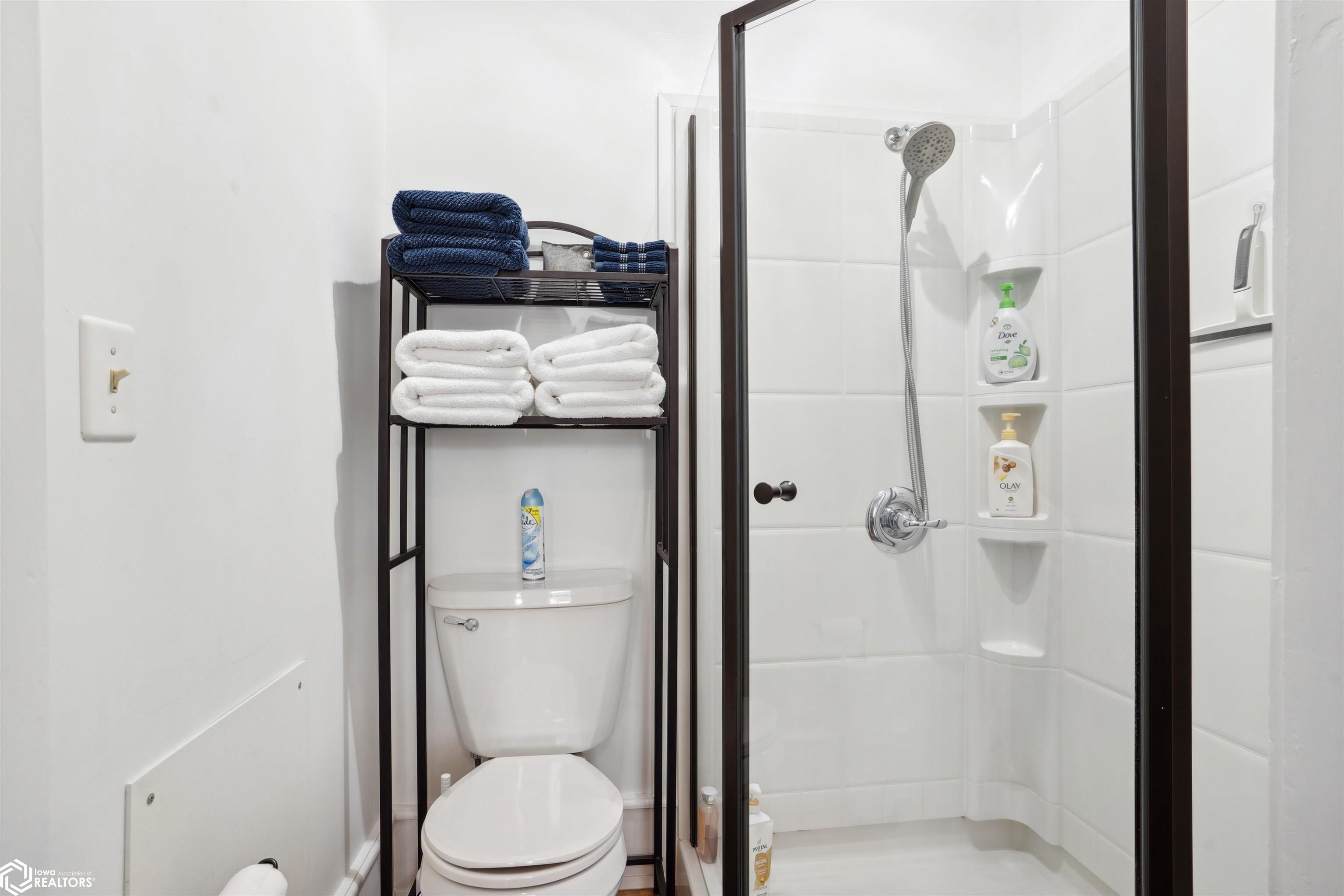 Dallas City, Illinois, 62330, United States, 8 Bedrooms Bedrooms, ,7 BathroomsBathrooms,Residential,For Sale,1980104