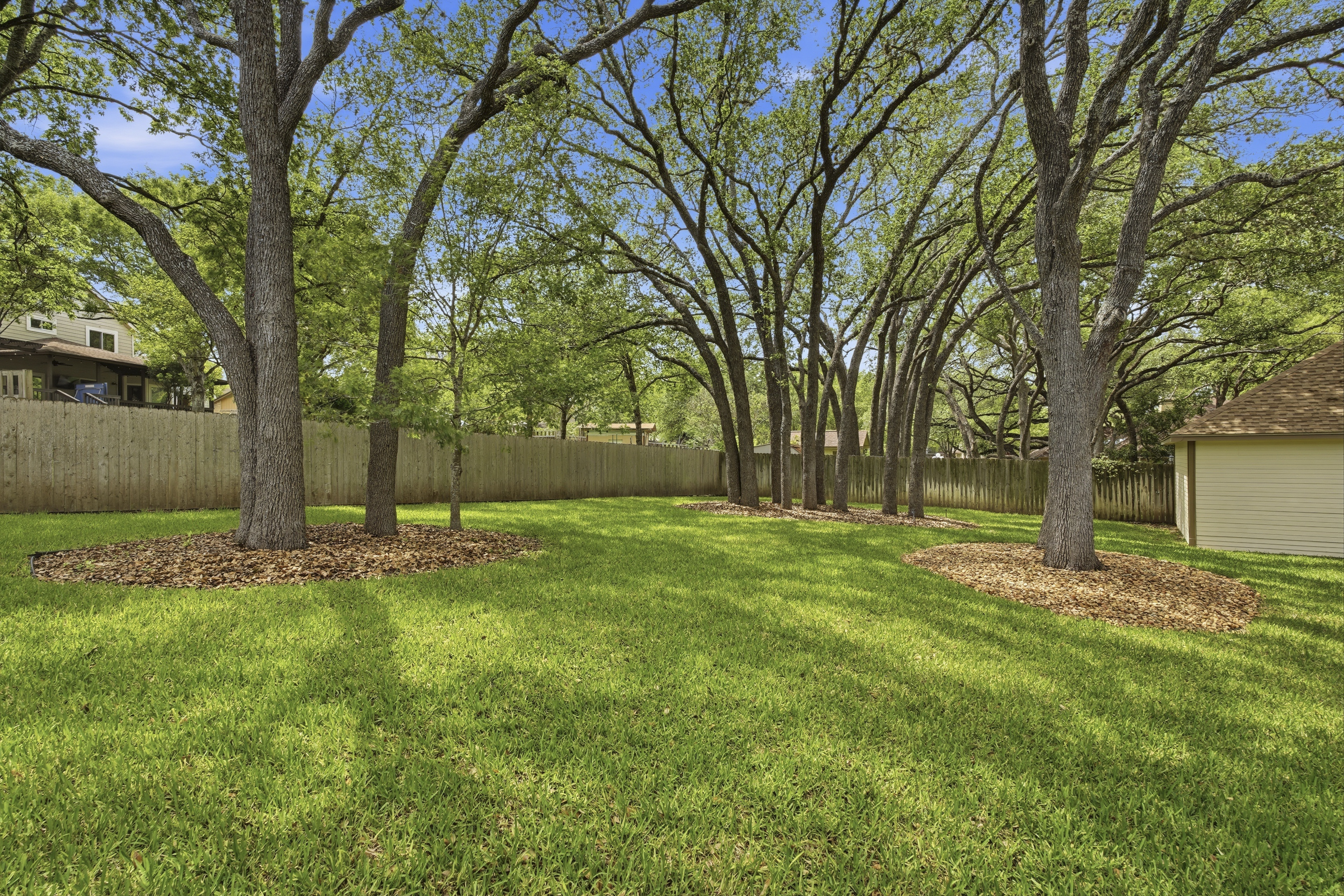  Custom Home with Private Backyard Oasis - 物件實景
