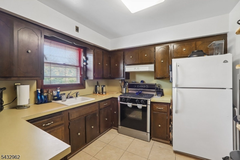 South Hackensack Twp., New Jersey, 07606-1533, United States, 5 Bedrooms Bedrooms, ,Residential,For Sale,2048539