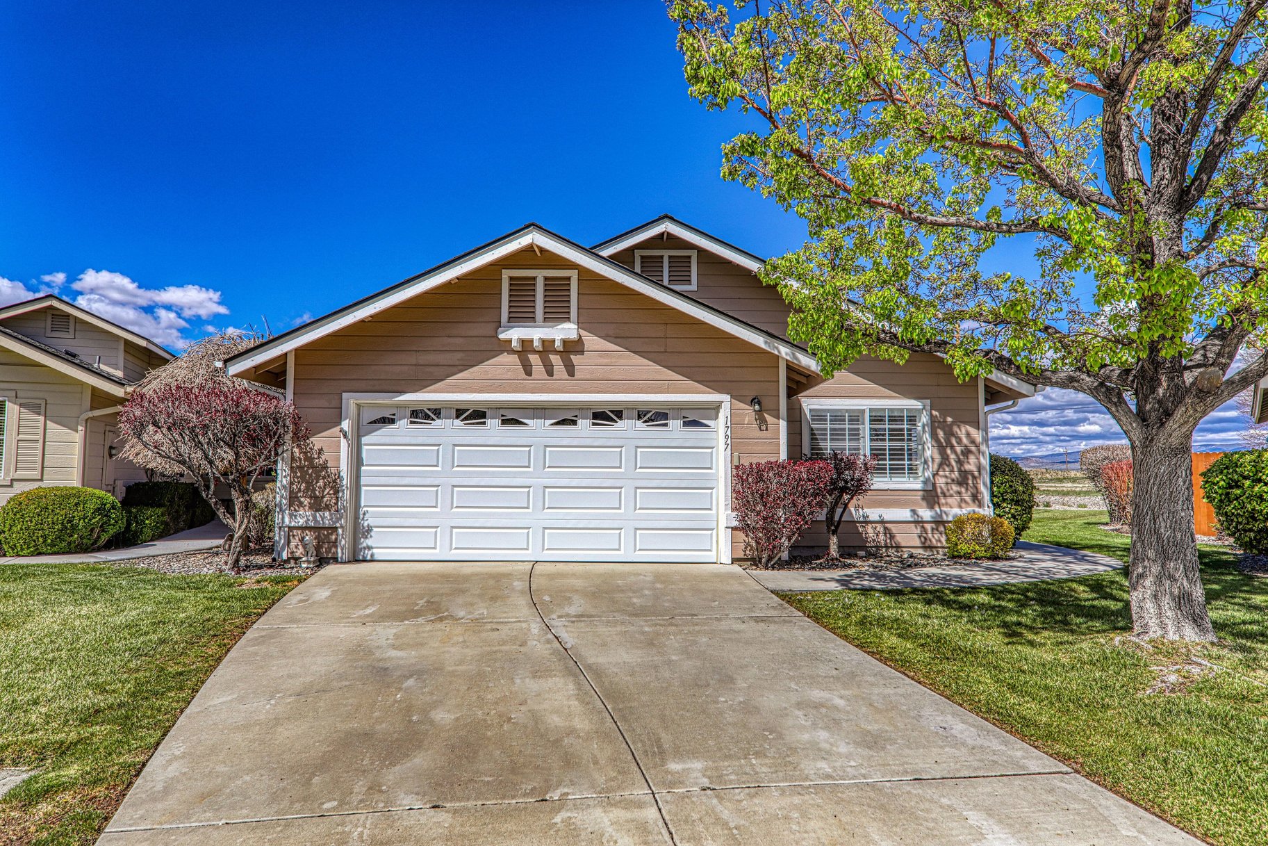  3 Bedrooms, 2 bath, 2 car garage, single level home in Minden NV - 物件實景