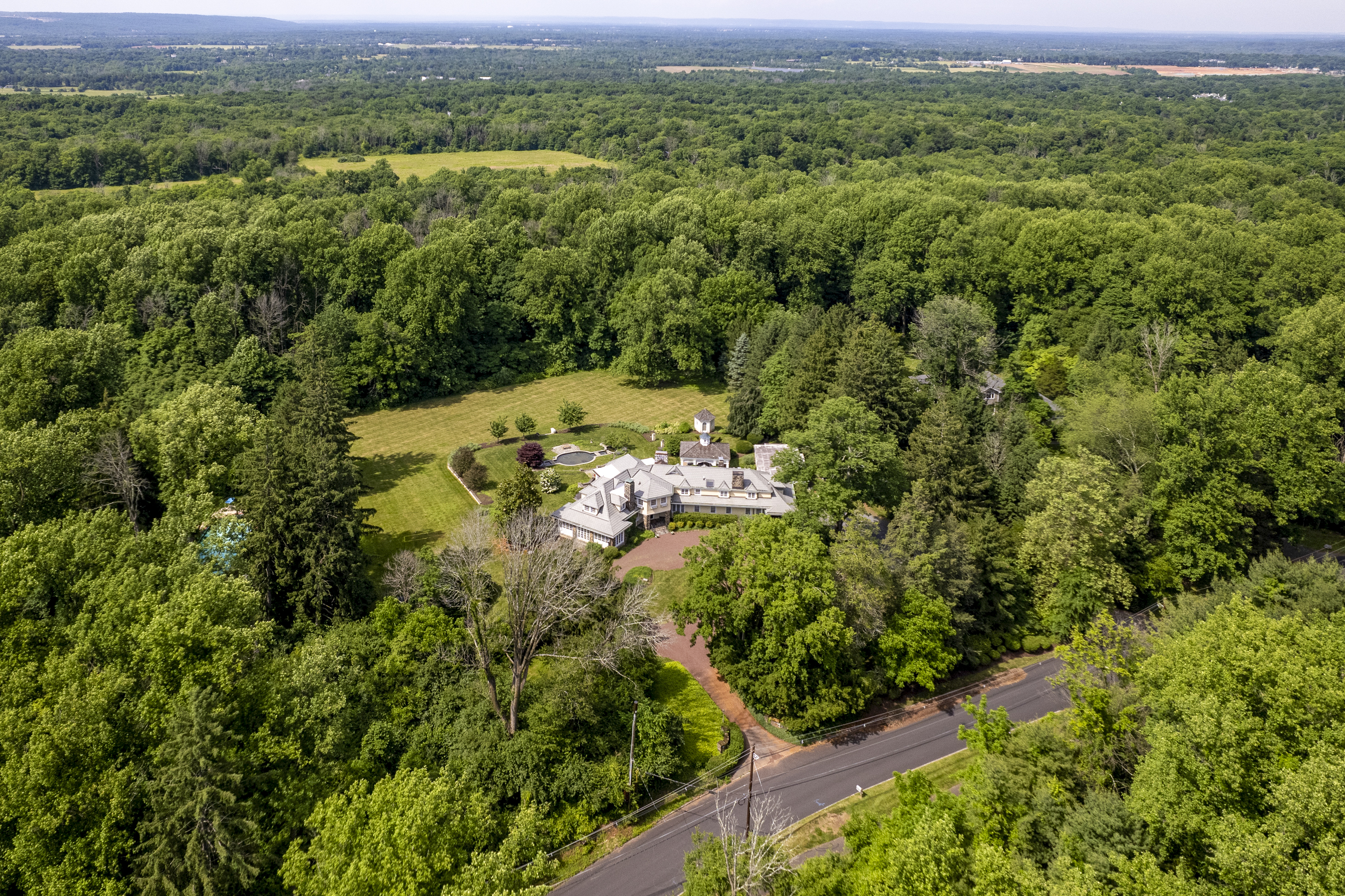  Sprawling Estate with a Rich History and Gorgeous Grounds - 物件實景
