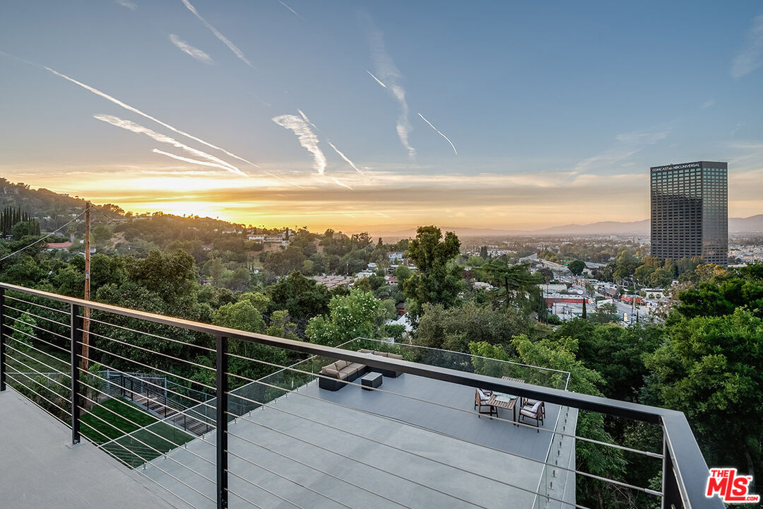Los Angeles, California, 90068, United States, 6 Bedrooms Bedrooms, ,7 BathroomsBathrooms,Residential,For Sale,1840011