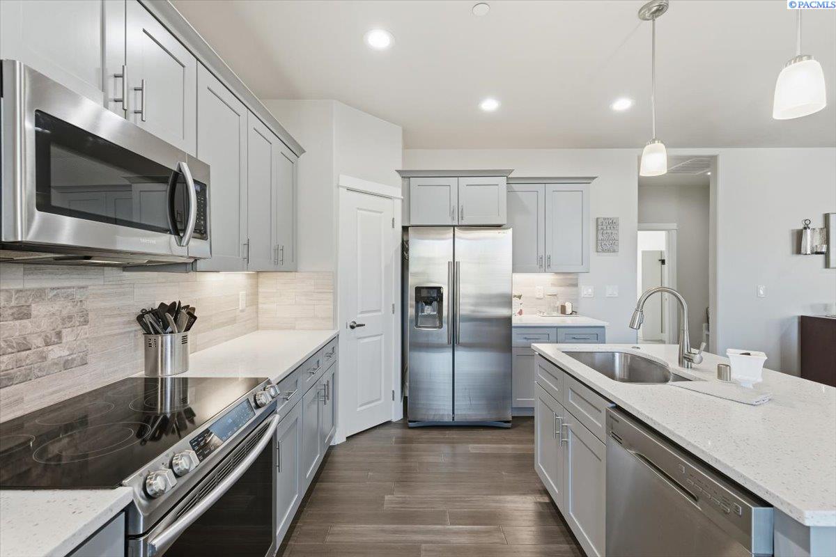 Richland, Washington, 99352, United States, 3 Bedrooms Bedrooms, ,2 BathroomsBathrooms,Residential,For Sale,1991630