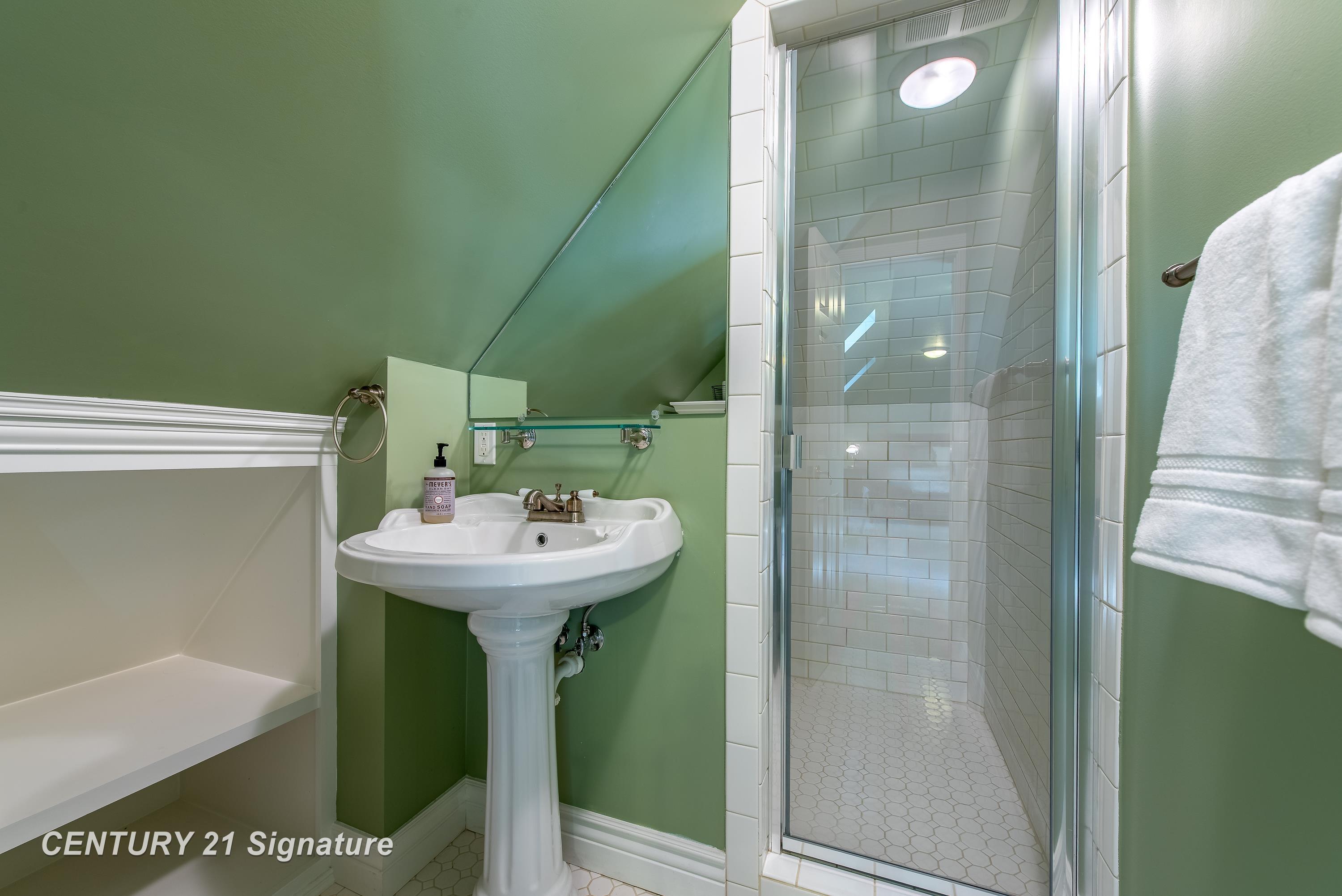 Midland, Michigan, 48642, United States, 5 Bedrooms Bedrooms, ,6 BathroomsBathrooms,Residential,For Sale,1977241