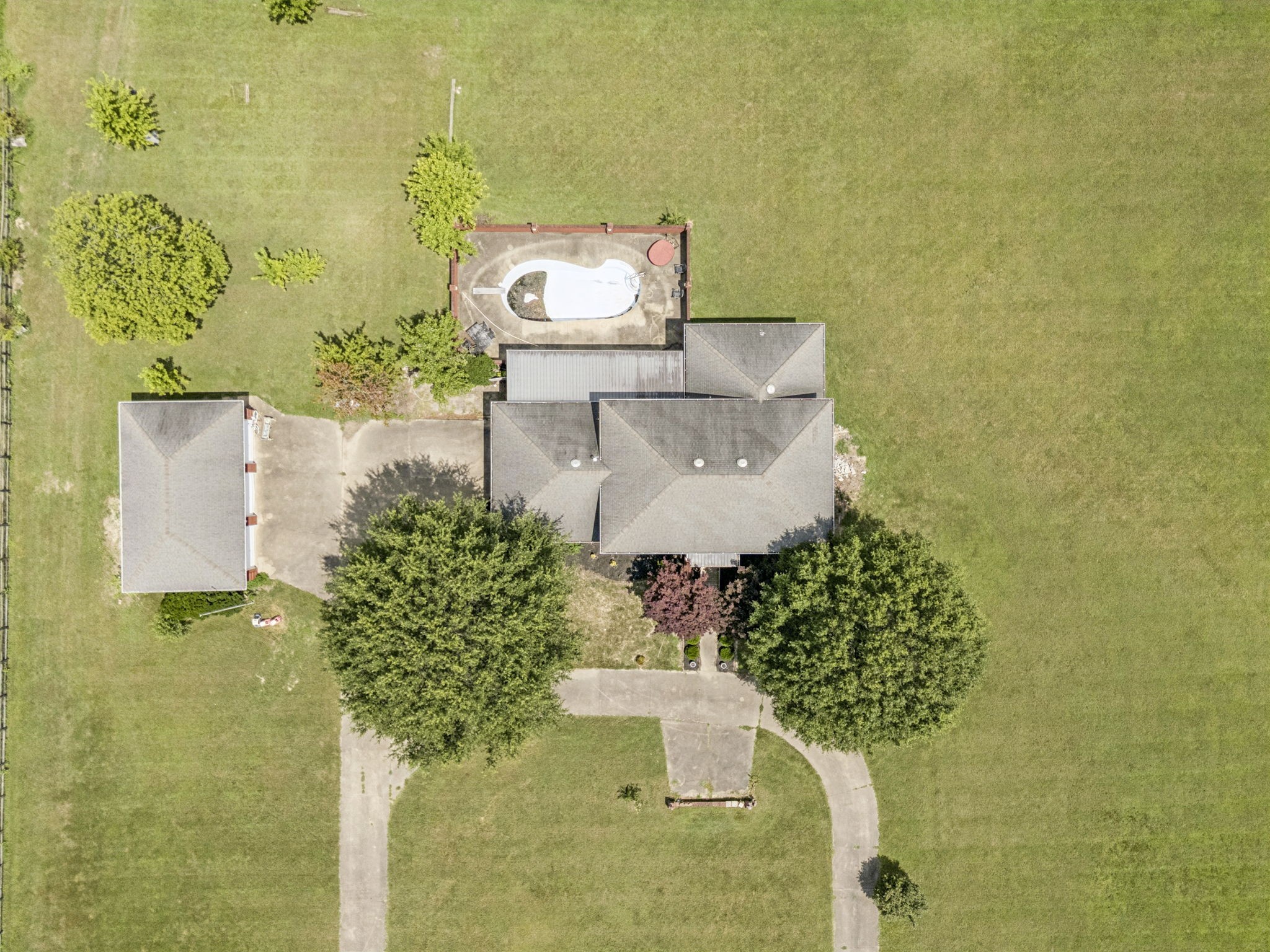 Lawrenceburg, Tennessee, 38464, United States, 5 Bedrooms Bedrooms, ,4 BathroomsBathrooms,Residential,For Sale,1967906