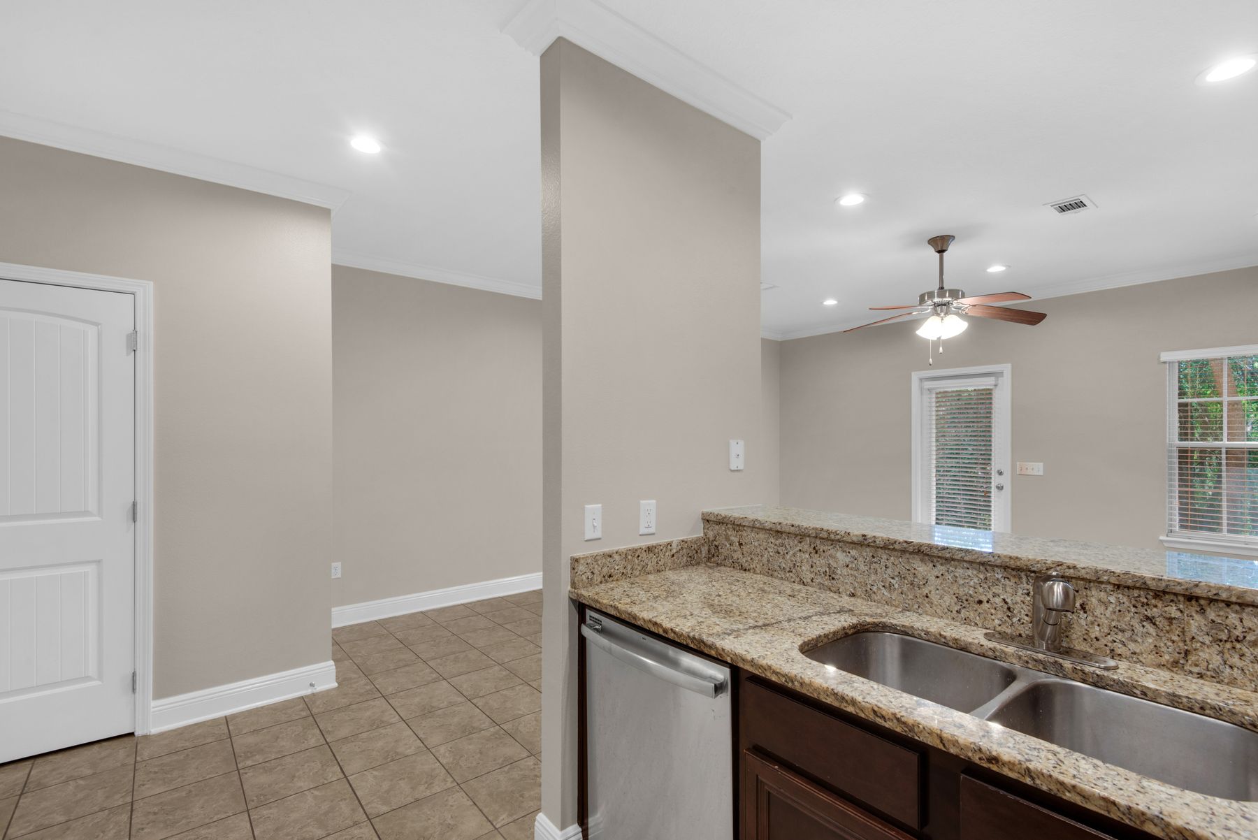  Move-In Ready Townhome Near Beaches And Bay - 物件實景