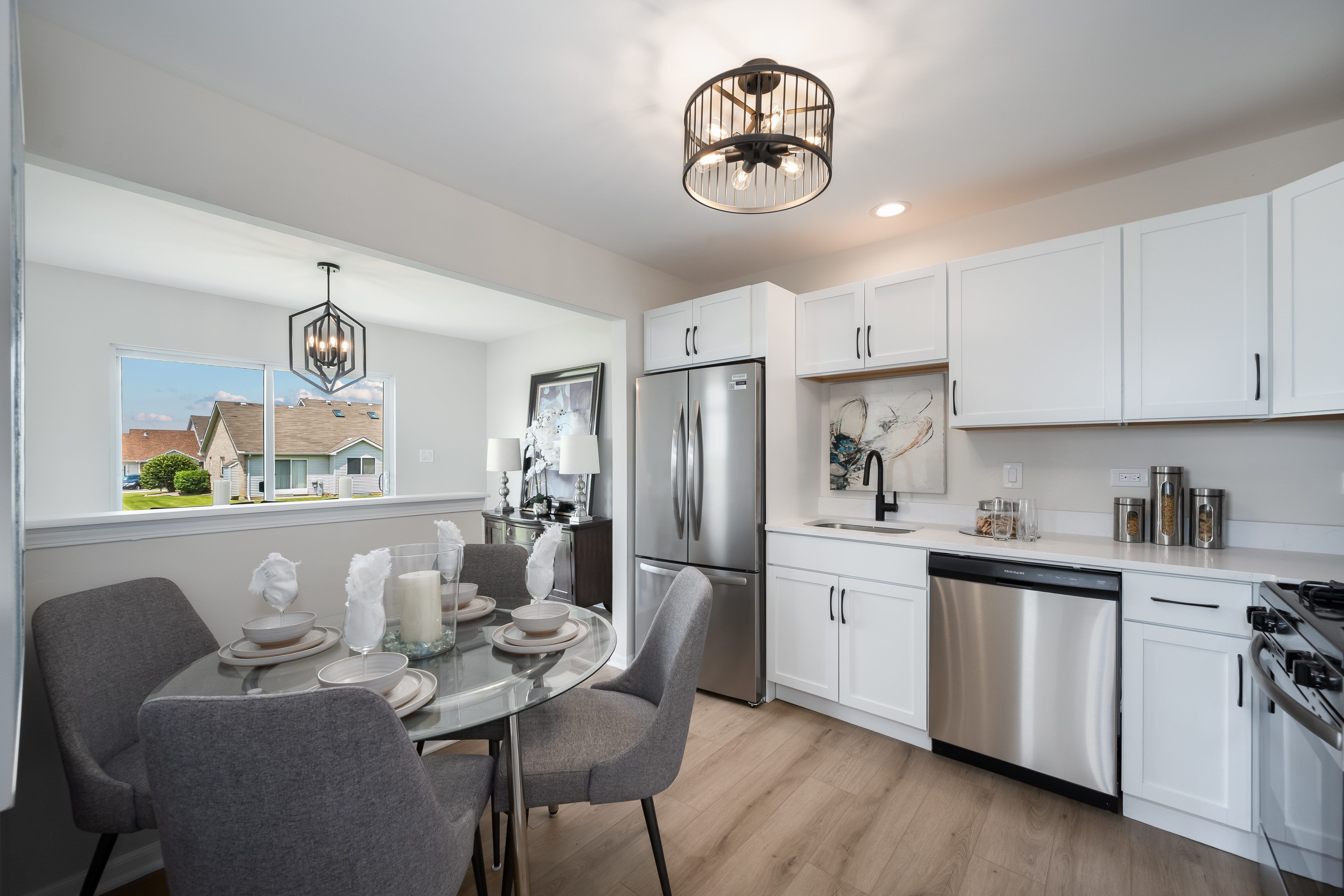  Two Story Townhome With Modern Finishes - 物件實景