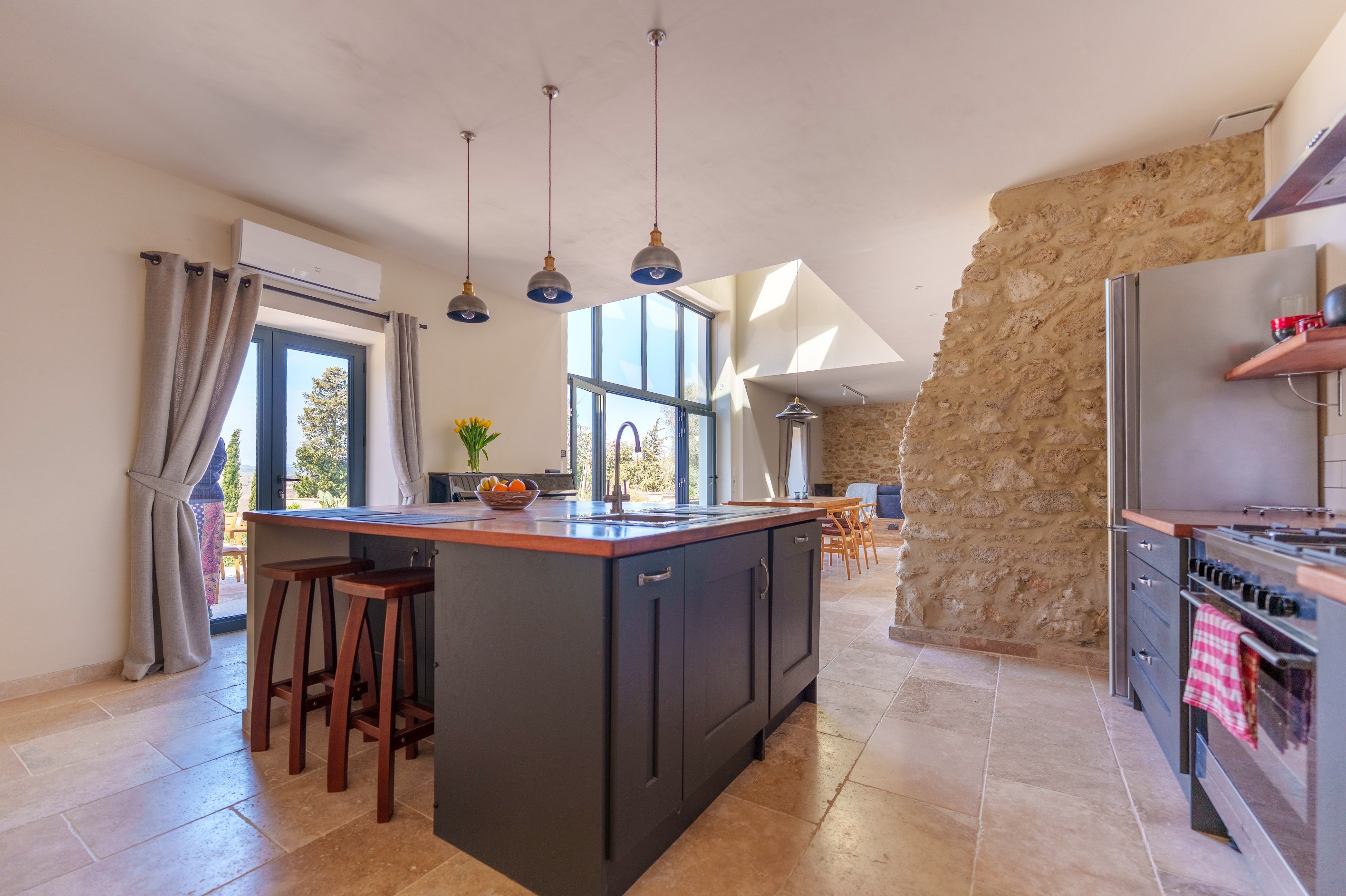  Character property within a vineyard estate — renovated barn with pool and exce… - 物件實景