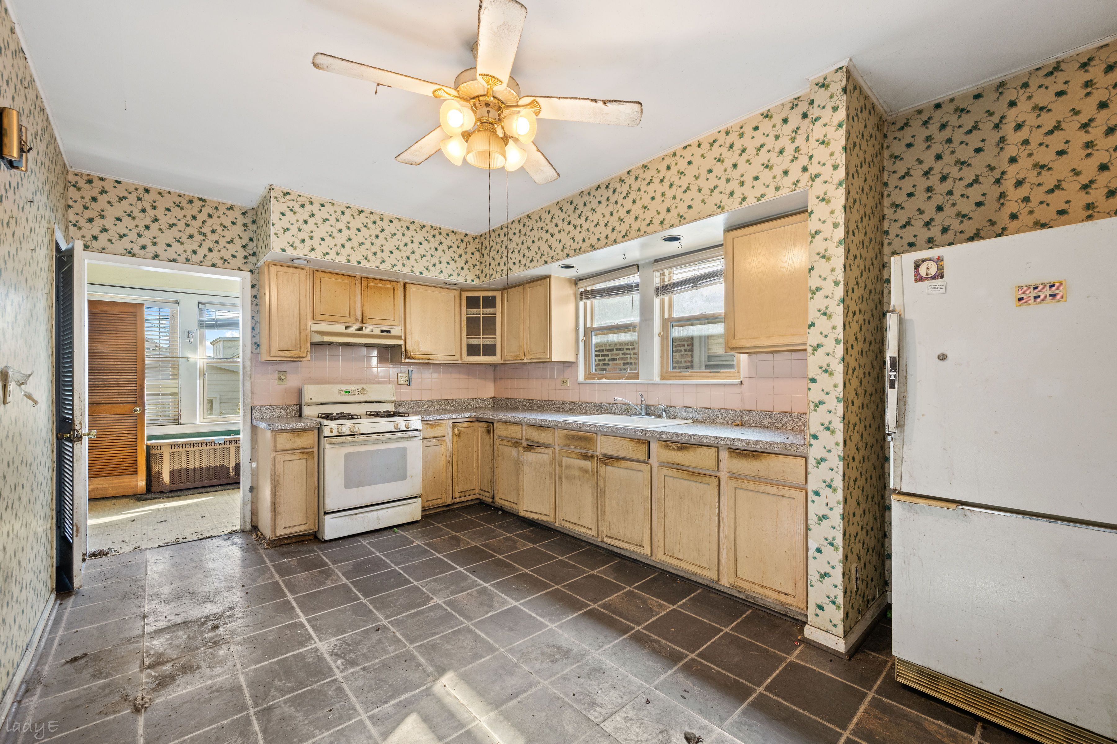  Rehab Opportunity in Desirable Gage Park Neighborhood - 物件實景