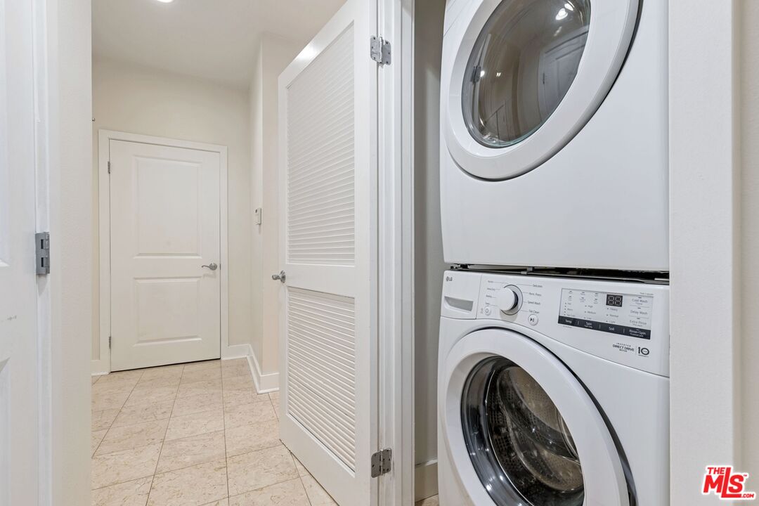 Los Angeles, California, 90064, United States, 2 Bedrooms Bedrooms, ,3 BathroomsBathrooms,Residential,For Sale,2003516