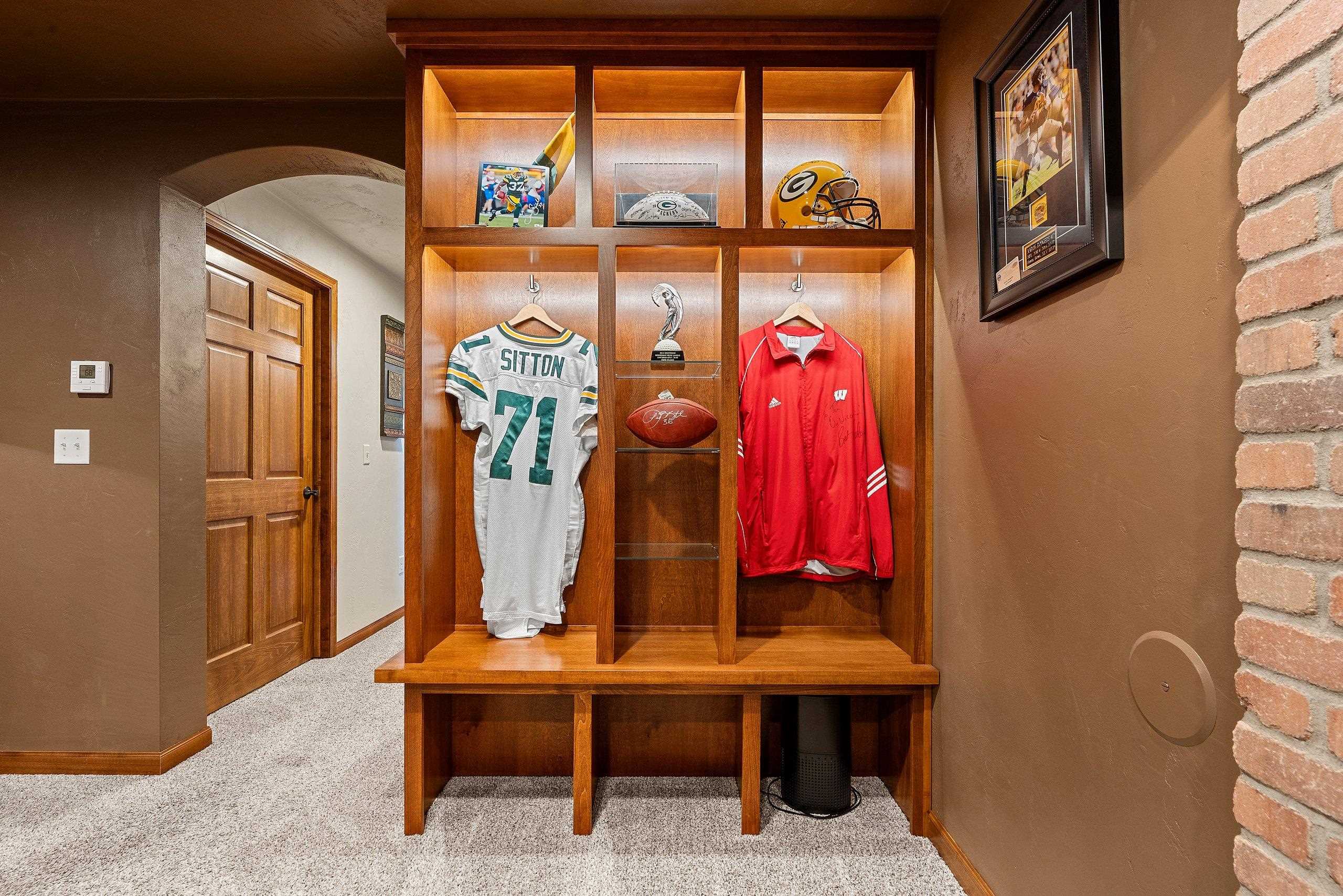 NEENAH, Wisconsin, 54956, United States, 3 Bedrooms Bedrooms, ,3 BathroomsBathrooms,Residential,For Sale,1986561