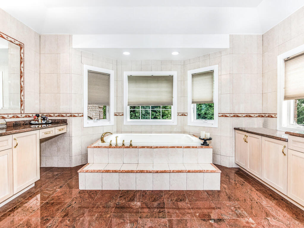 Scarsdale, New York, 10583, United States, 5 Bedrooms Bedrooms, ,6 BathroomsBathrooms,Residential,For Sale,1974207