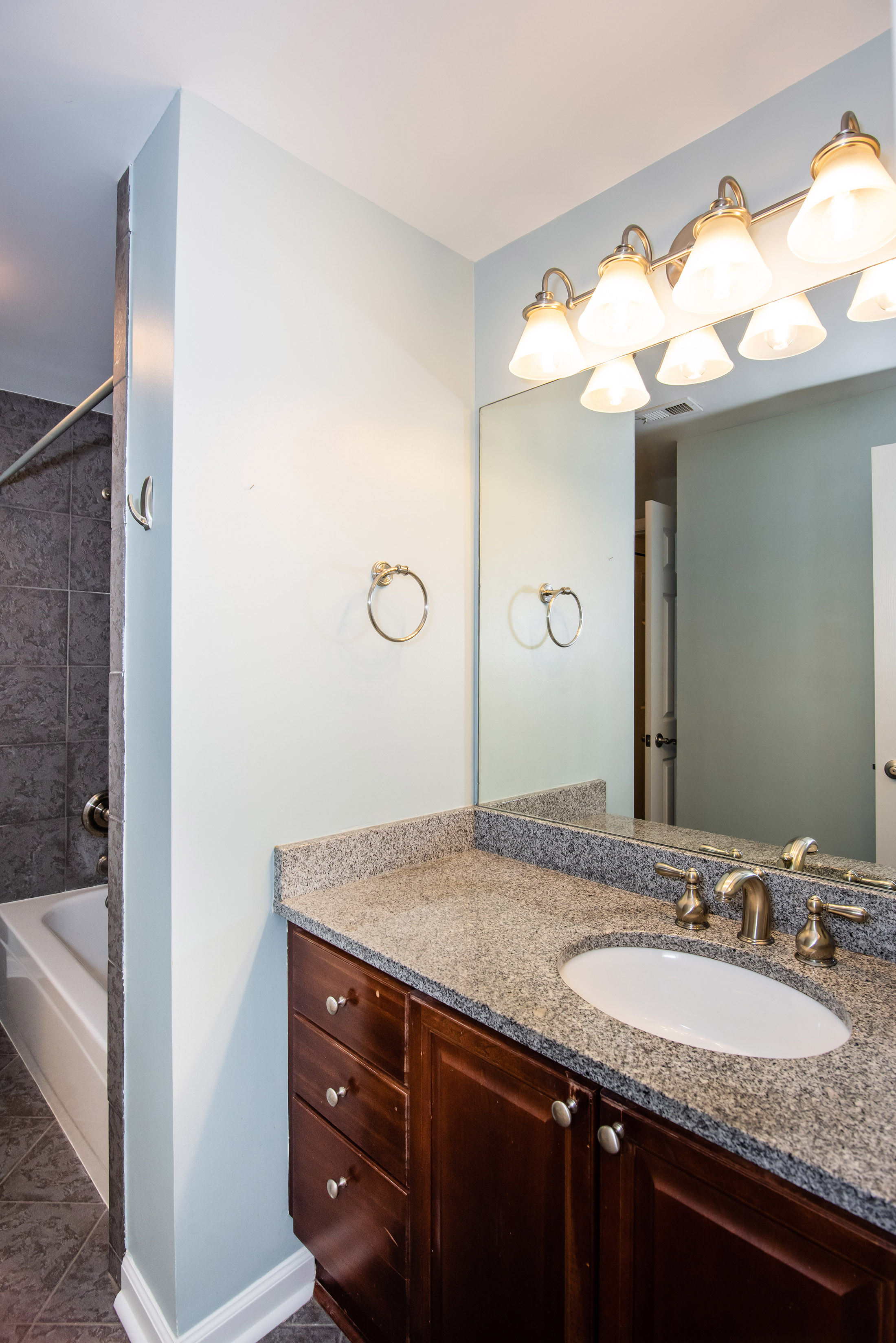  Spacious Corner Unit Condo in Resort-Style Community - 物件實景