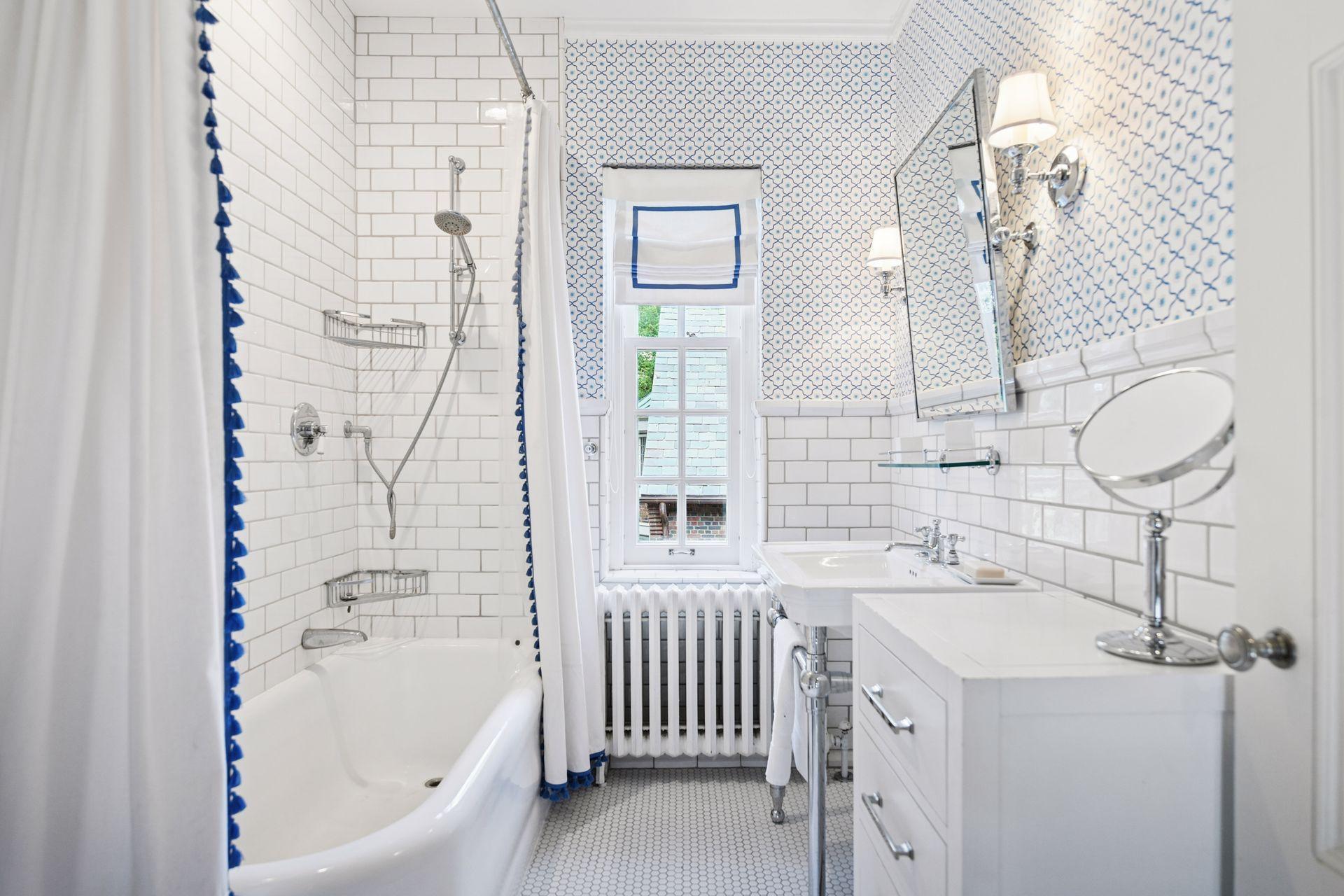 Minneapolis, Minnesota, 55405, United States, 5 Bedrooms Bedrooms, ,4 BathroomsBathrooms,Residential,For Sale,1989086