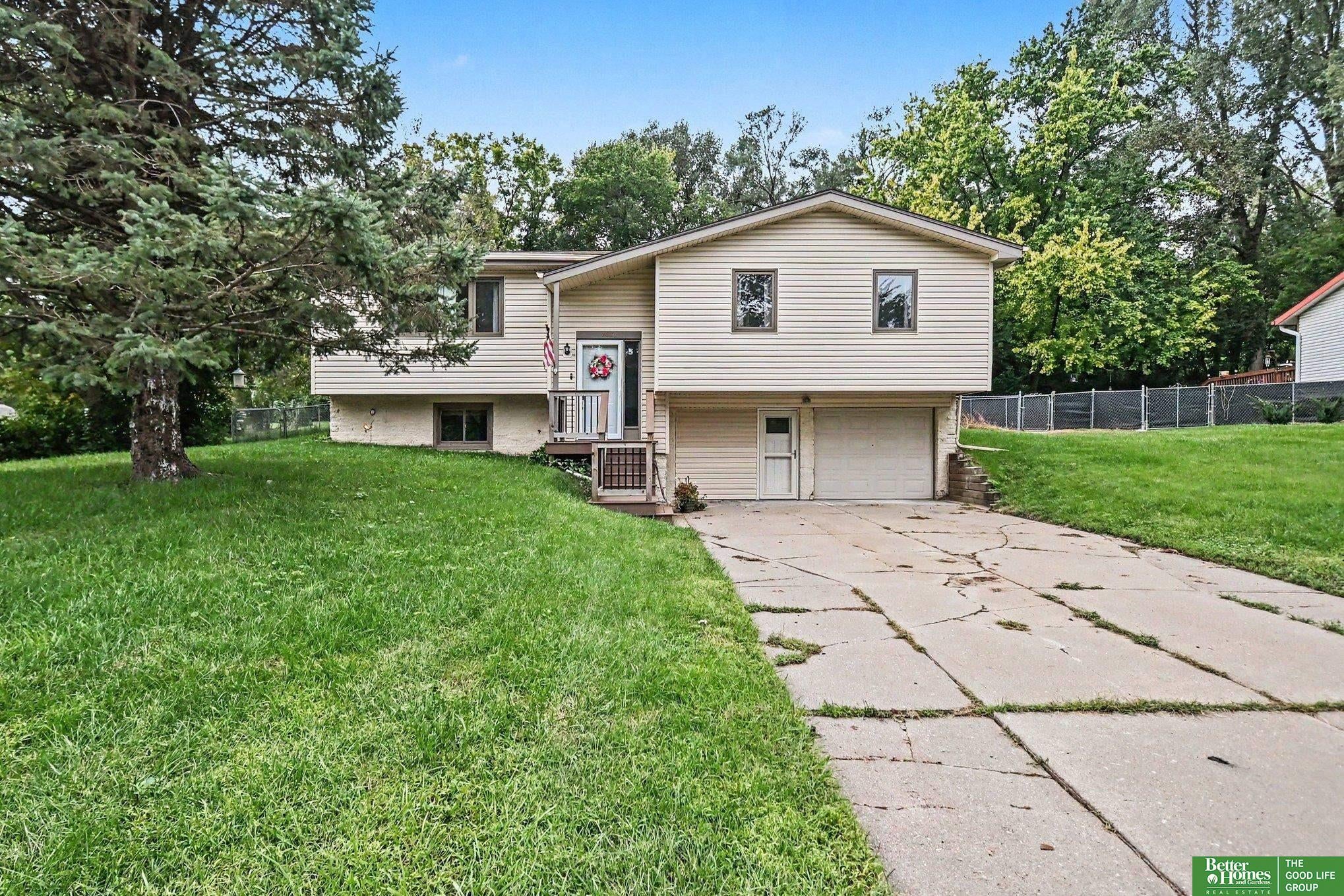 Raven Oaks Dr, Omaha, NE 68152