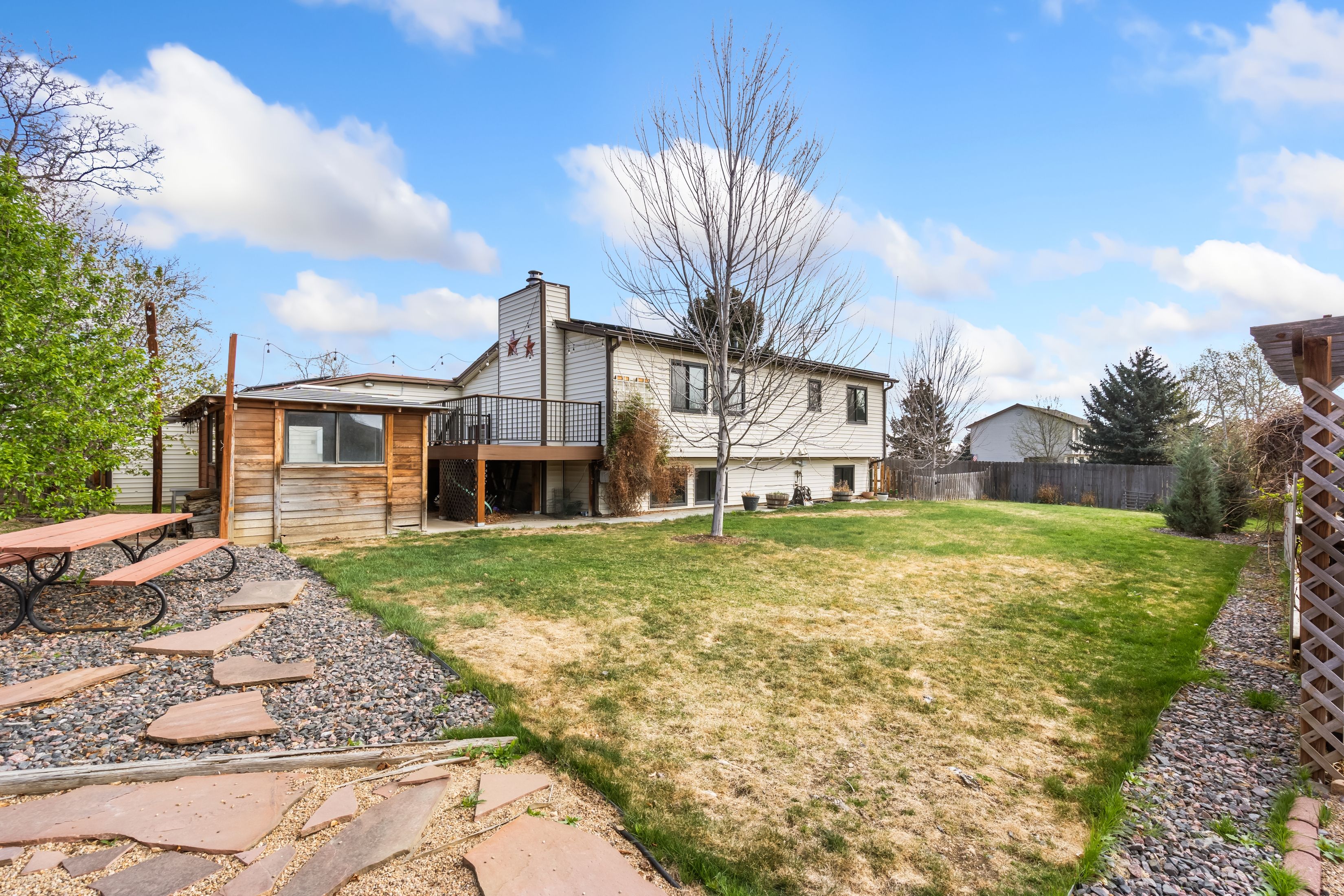  Thoughtful Updates, Flexible Living Spaces, And A Spacious Lot - 物件實景