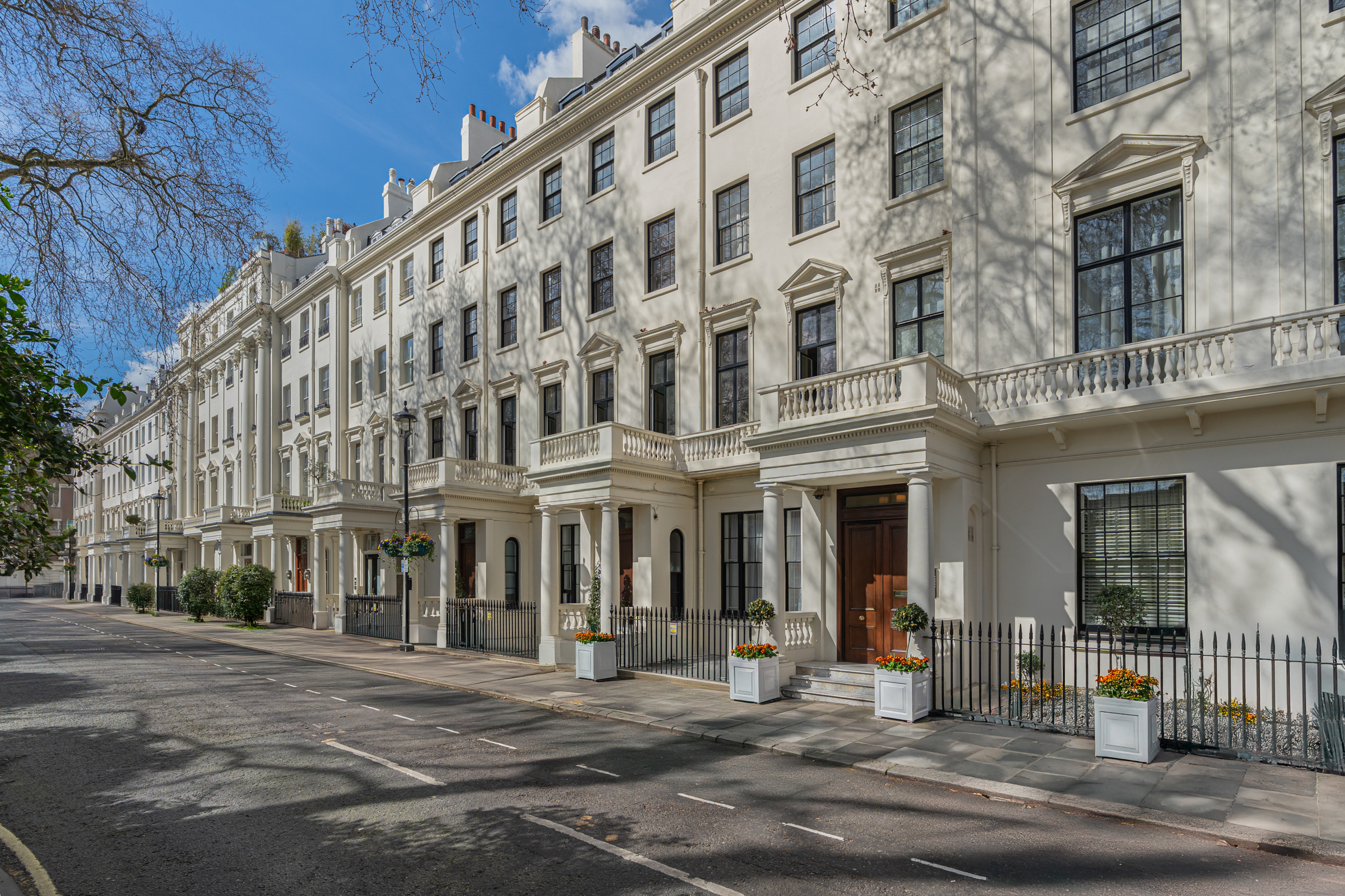  A South-Facing Apartment Overlooking Hyde Park Square