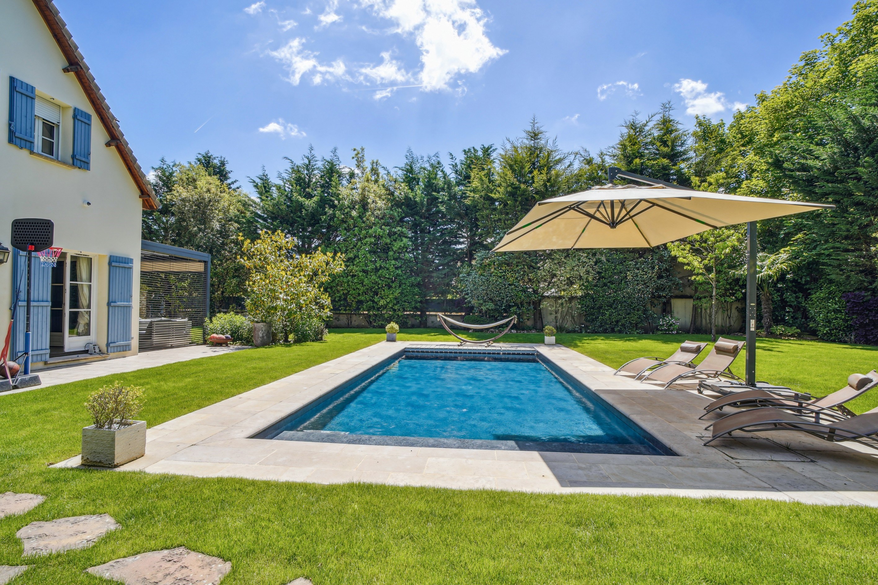  Exceptional property in the heart of Montfort l