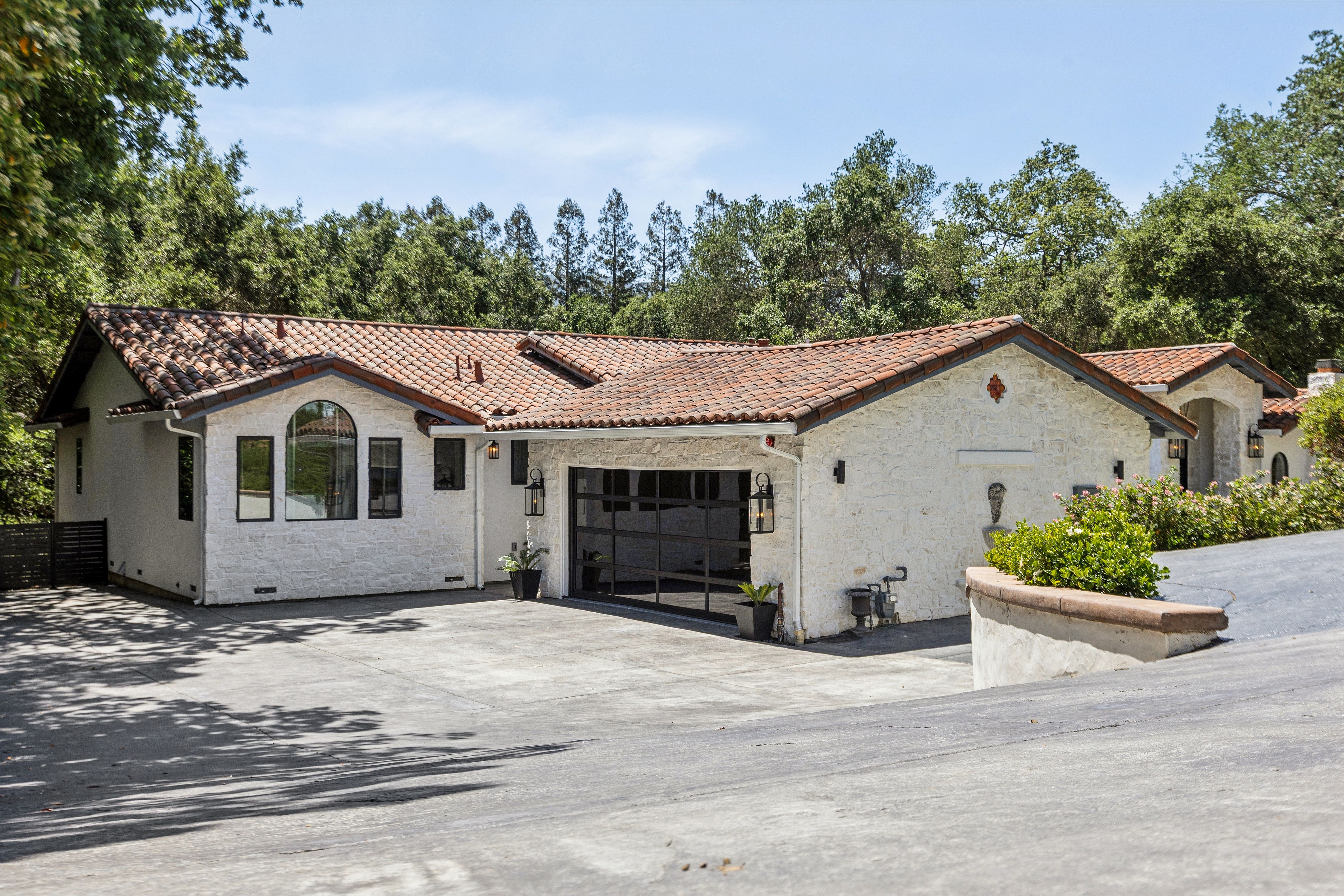  Private Gated Sanctuary With Expansive Outdoor Living - 物件實景
