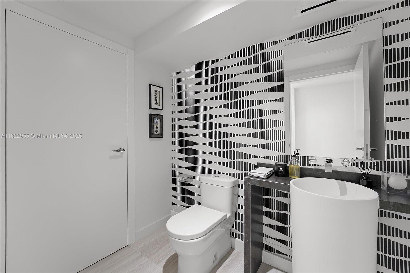 Miami Beach, Florida, 33140, United States, 4 Bedrooms Bedrooms, ,5 BathroomsBathrooms,Residential,For Sale,1949719