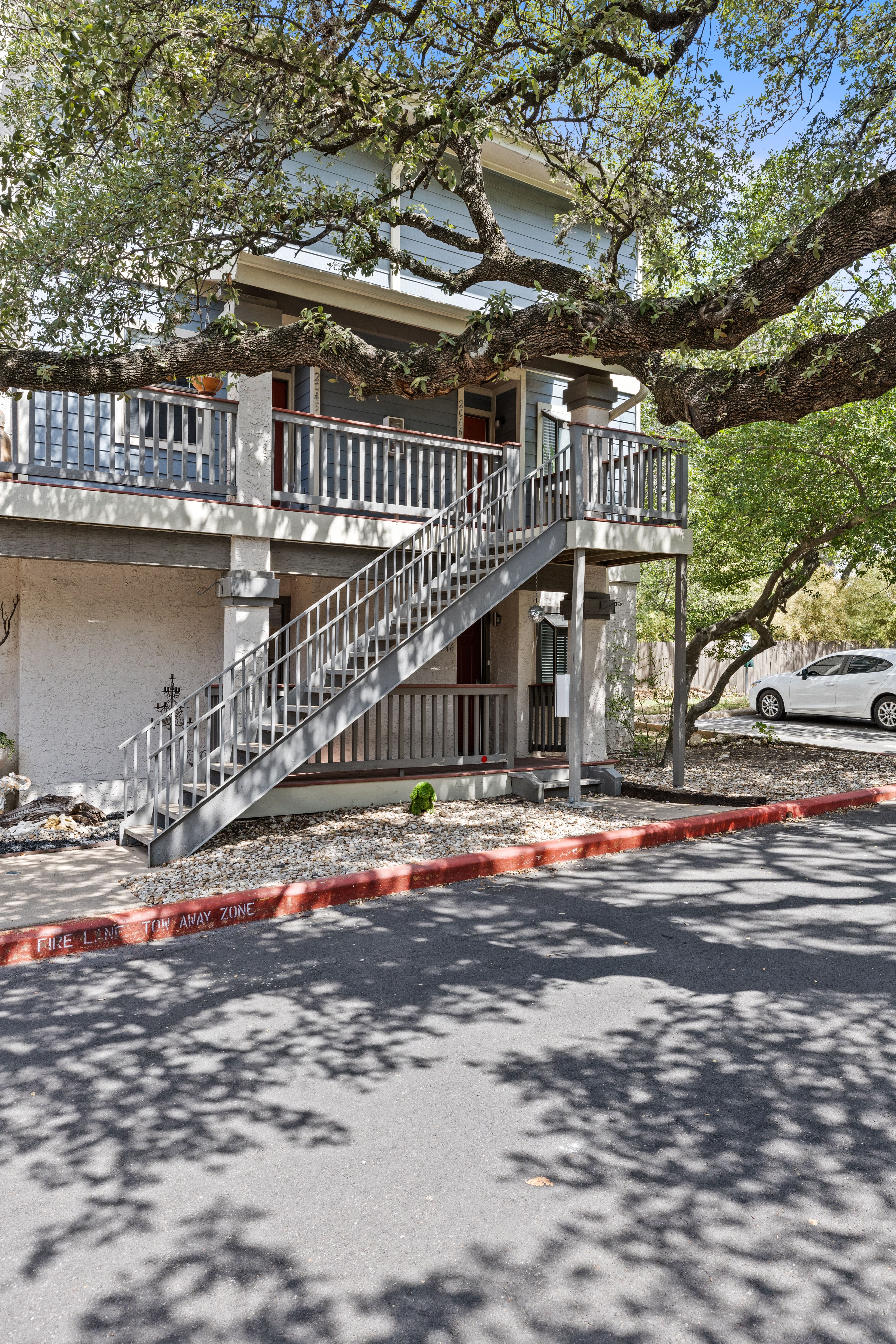  Lovely Condominium in Quiet, Tree-Filled Setting - 物件實景
