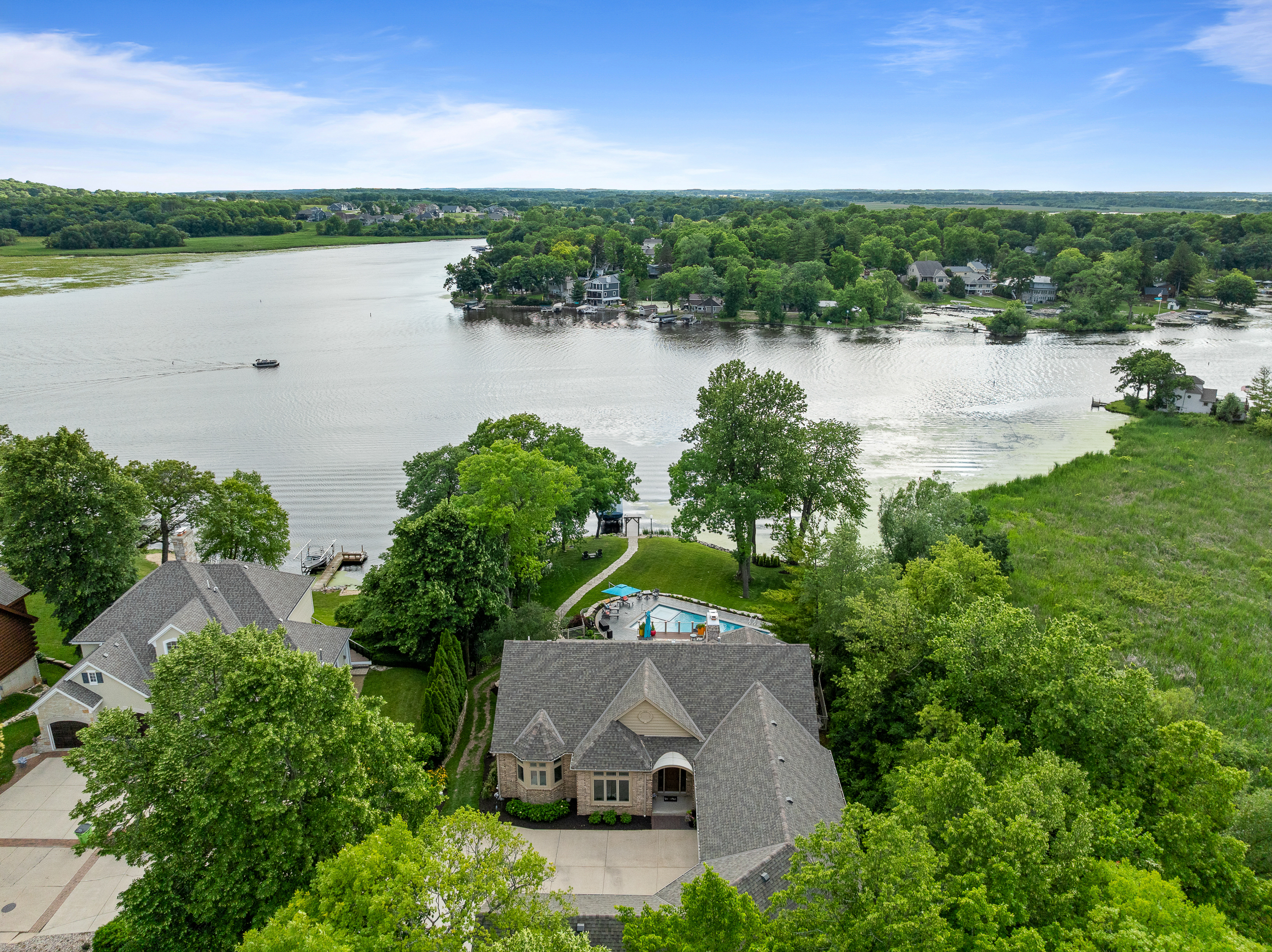  The Pinnacle of Luxury Living: 2.3-Acre Private Tichigan Lake Estate - 物件實景