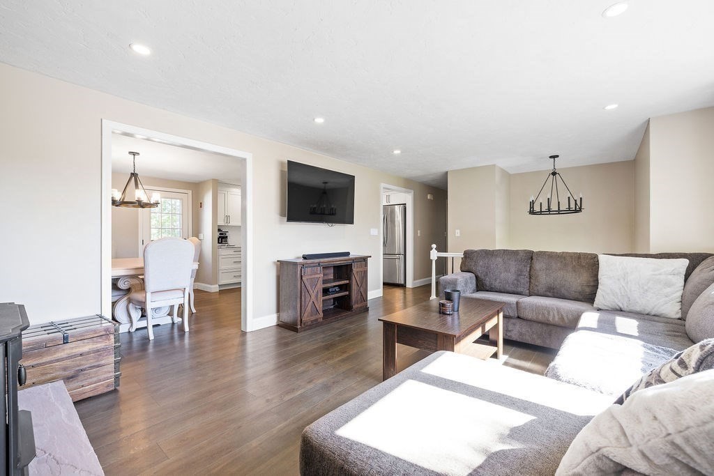 Milford, Massachusetts, 01757, United States, 3 Bedrooms Bedrooms, ,2 BathroomsBathrooms,Residential,For Sale,1987484