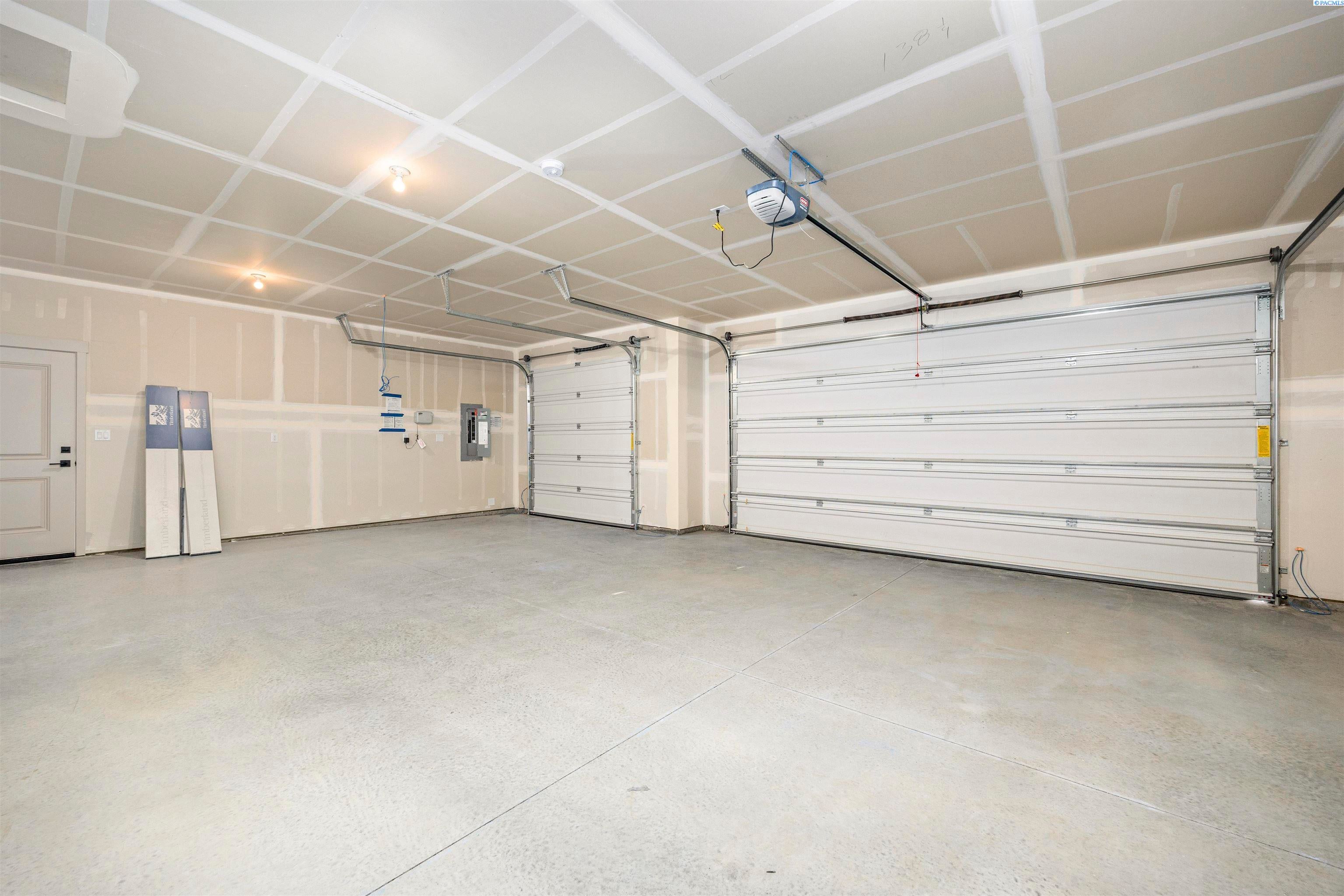 Richland, Washington, 99352, United States, 4 Bedrooms Bedrooms, ,3 BathroomsBathrooms,Residential,For Sale,1980389