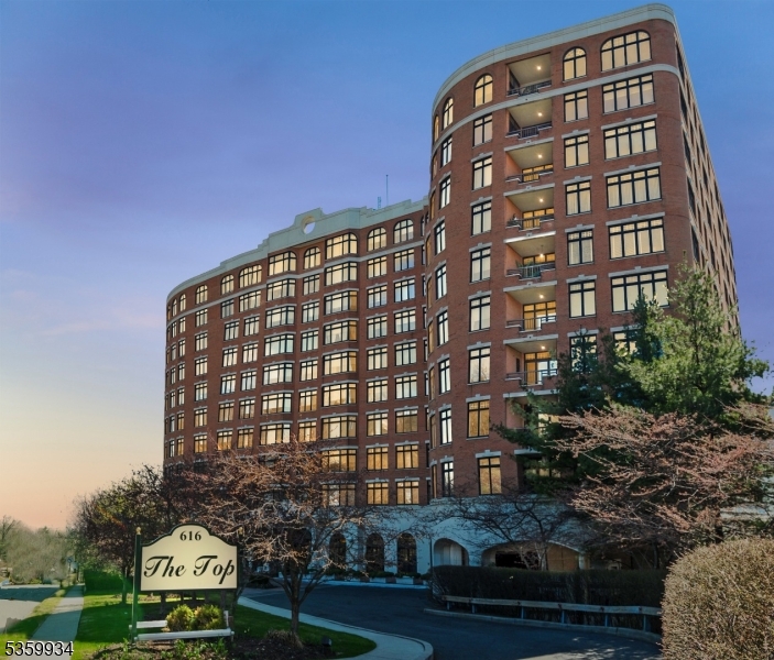 Maplewood Twp., New Jersey, 07040, United States, 2 Bedrooms Bedrooms, ,3 BathroomsBathrooms,Residential,For Sale,1913781