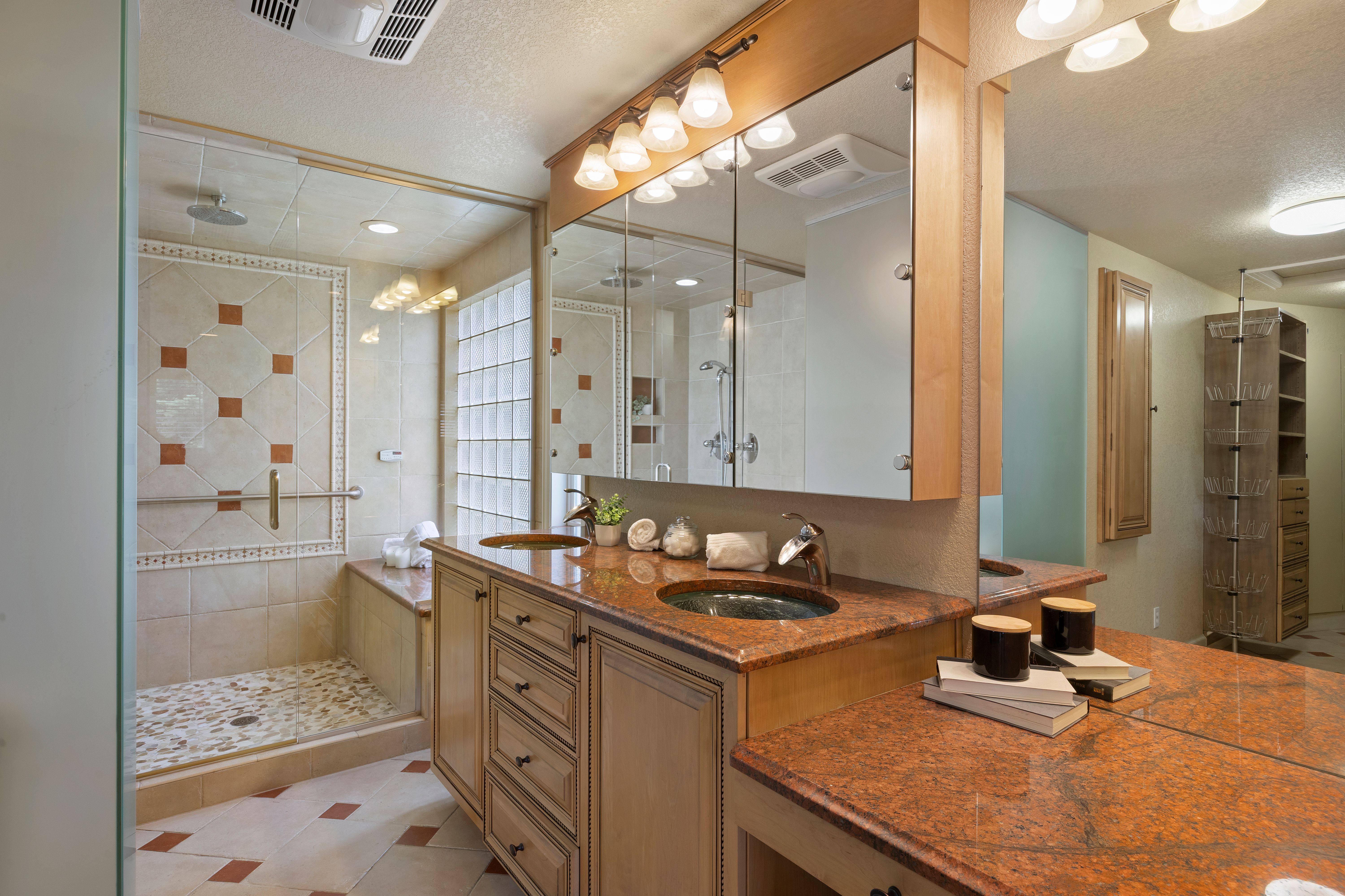  Beautifully Updated Home On Cul-De-Sac In Desirable Heritage Place Neighborhood - 物件實景