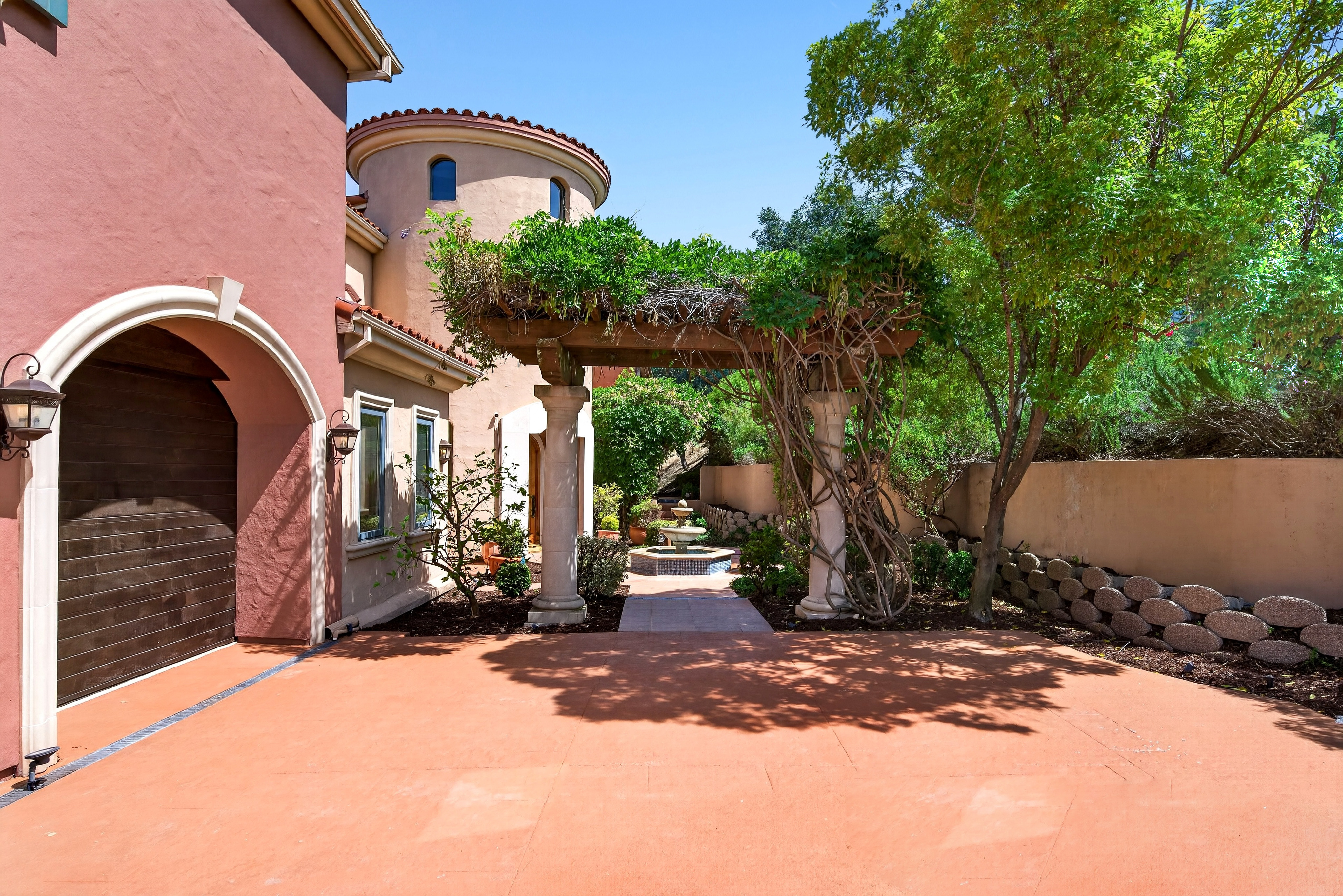  An Extraordinary Round Hill Estate Defined by Privacy, Views, and Sophistication - 物件實景