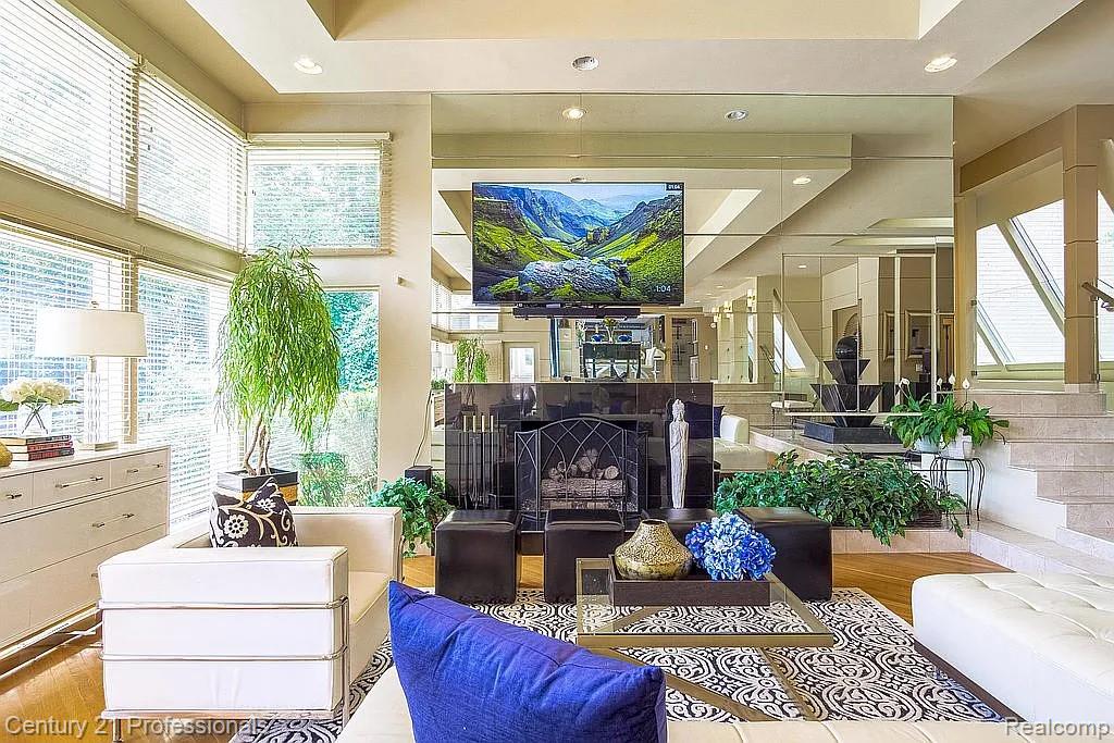 OrchardLake, Michigan, 48323, United States, 5 Bedrooms Bedrooms, ,5 BathroomsBathrooms,Residential,For Sale,1980200