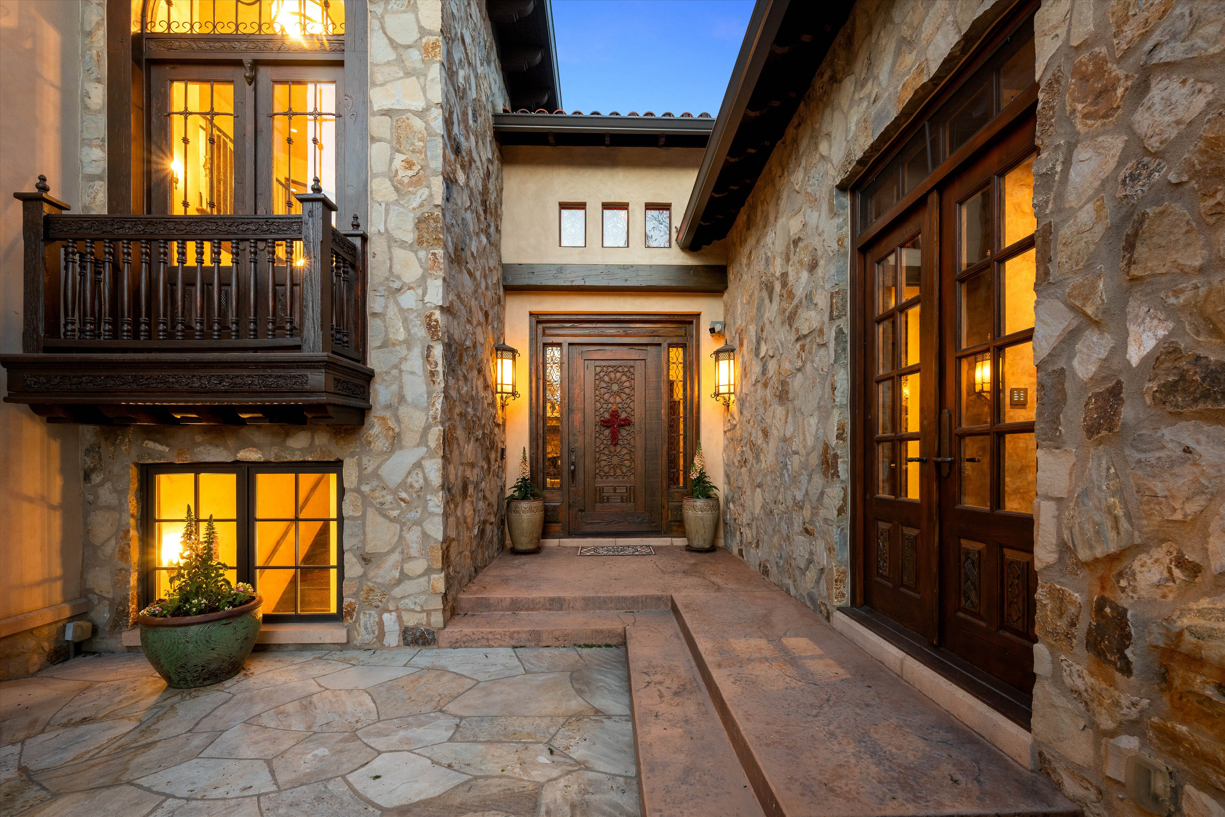  Rare Spanish Colonial Revival Home in One of Observatory Park - 物件實景