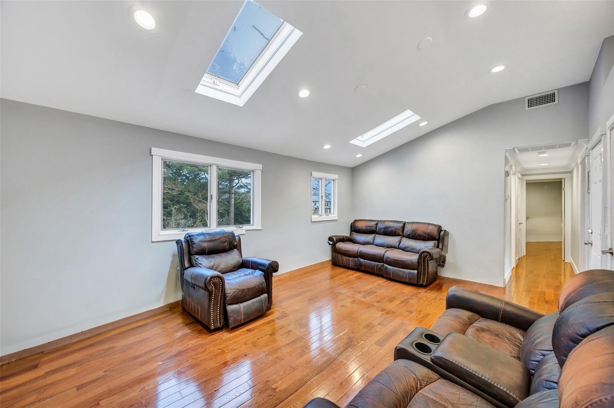 Lindenhurst, New York, 11757, United States, 5 Bedrooms Bedrooms, ,3 BathroomsBathrooms,Residential,For Sale,1707777