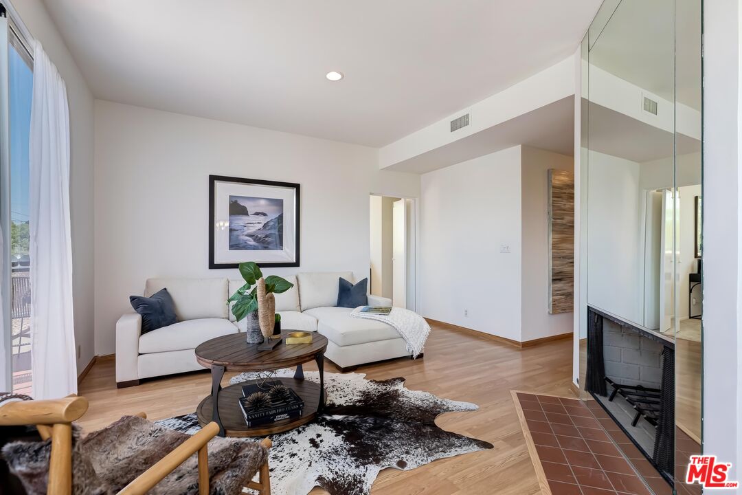 Santa Monica, California, 90403, United States, 2 Bedrooms Bedrooms, ,2 BathroomsBathrooms,Residential,For Sale,2003449