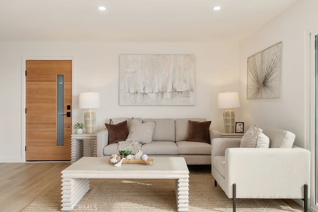 Long Beach, California, 90802, United States, 2 Bedrooms Bedrooms, ,2 BathroomsBathrooms,Residential,For Sale,1994707