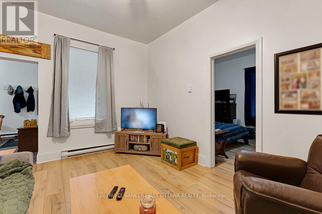 SMITHS FALLS, Ontario, K7A 2Z5, CA, 8 Bedrooms Bedrooms, ,6 BathroomsBathrooms,Residential,For Sale,1865309