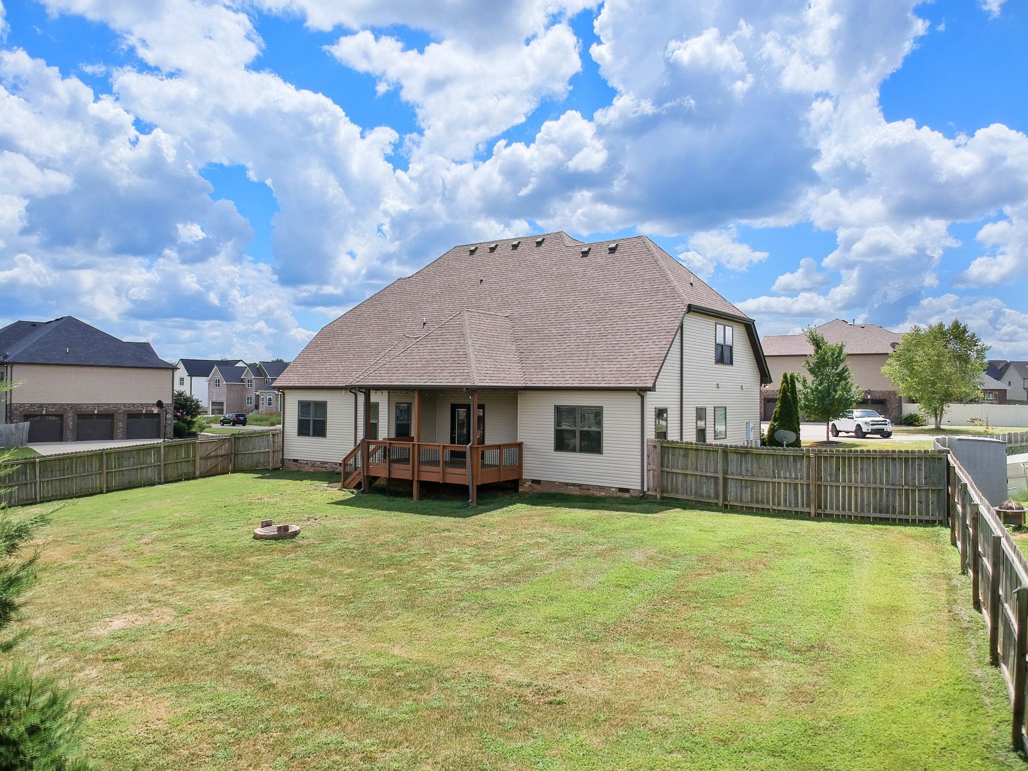 Clarksville, Tennessee, 37043, United States, 5 Bedrooms Bedrooms, ,4 BathroomsBathrooms,Residential,For Sale,1975936